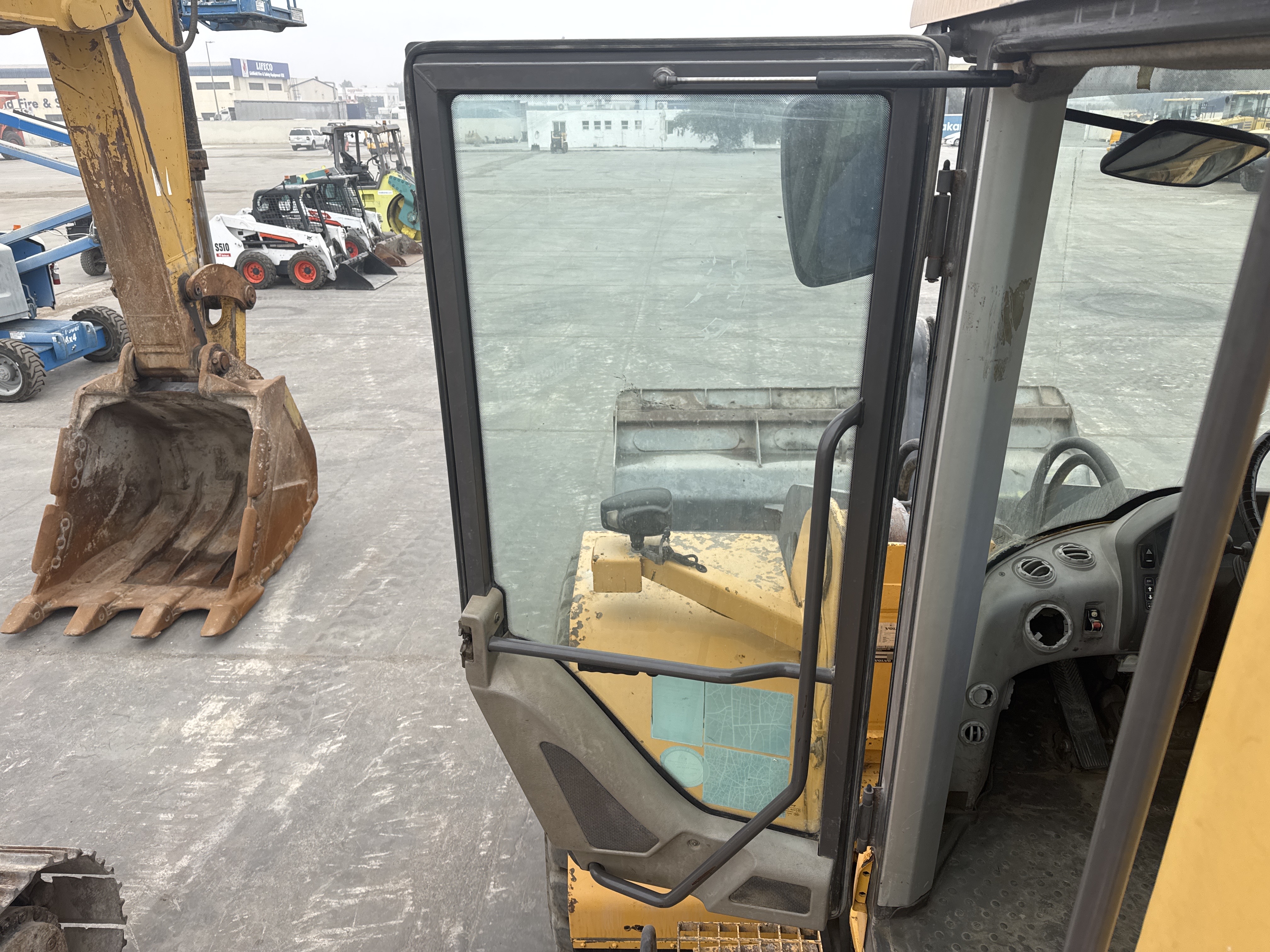 WHL-007-Volvo-L220G-Wheel-loaders-inspection-Structure-Doors-2