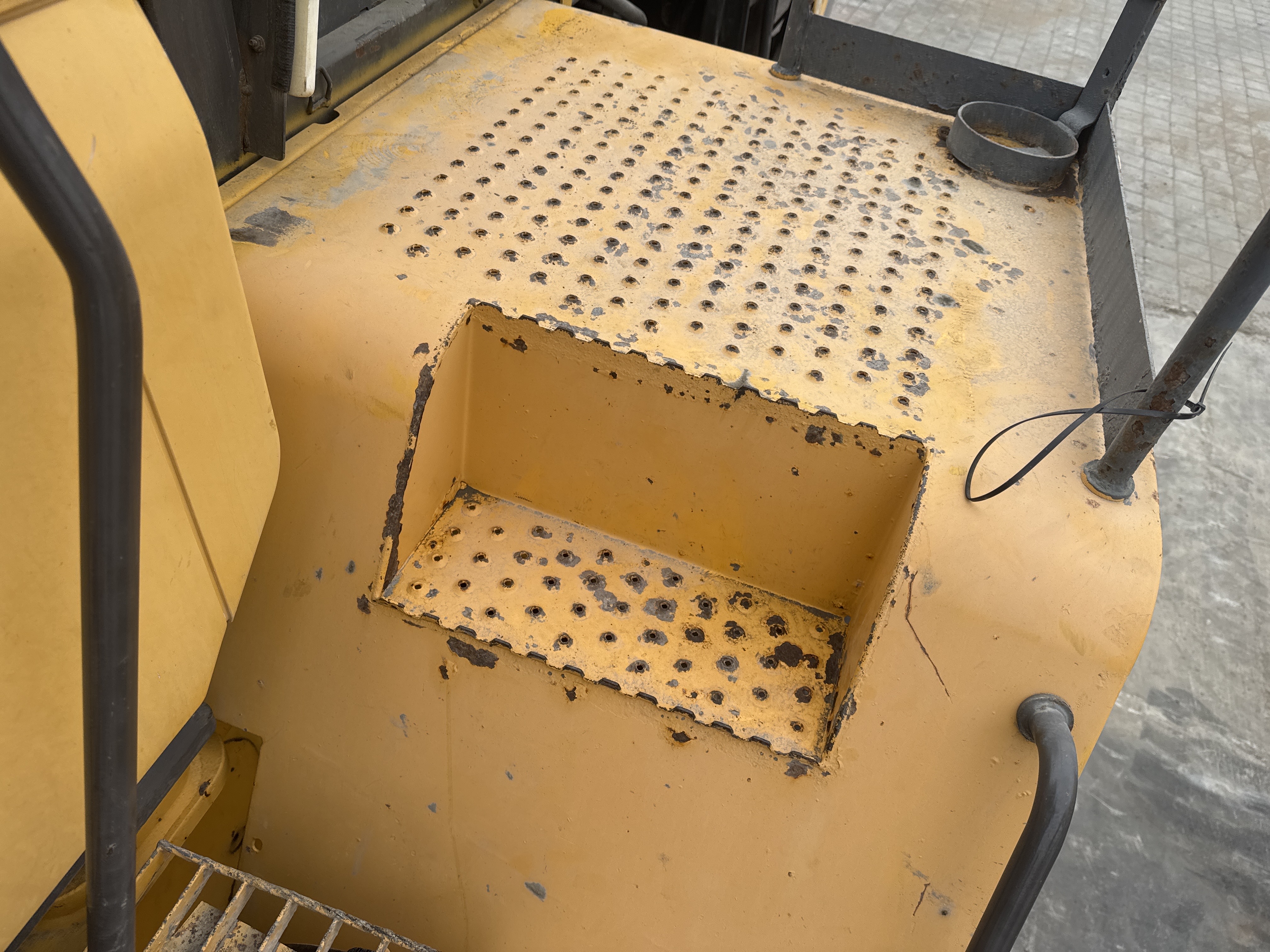 WHL-007-Volvo-L220G-Wheel-loaders-inspection-Structure-Steps/ladders-2