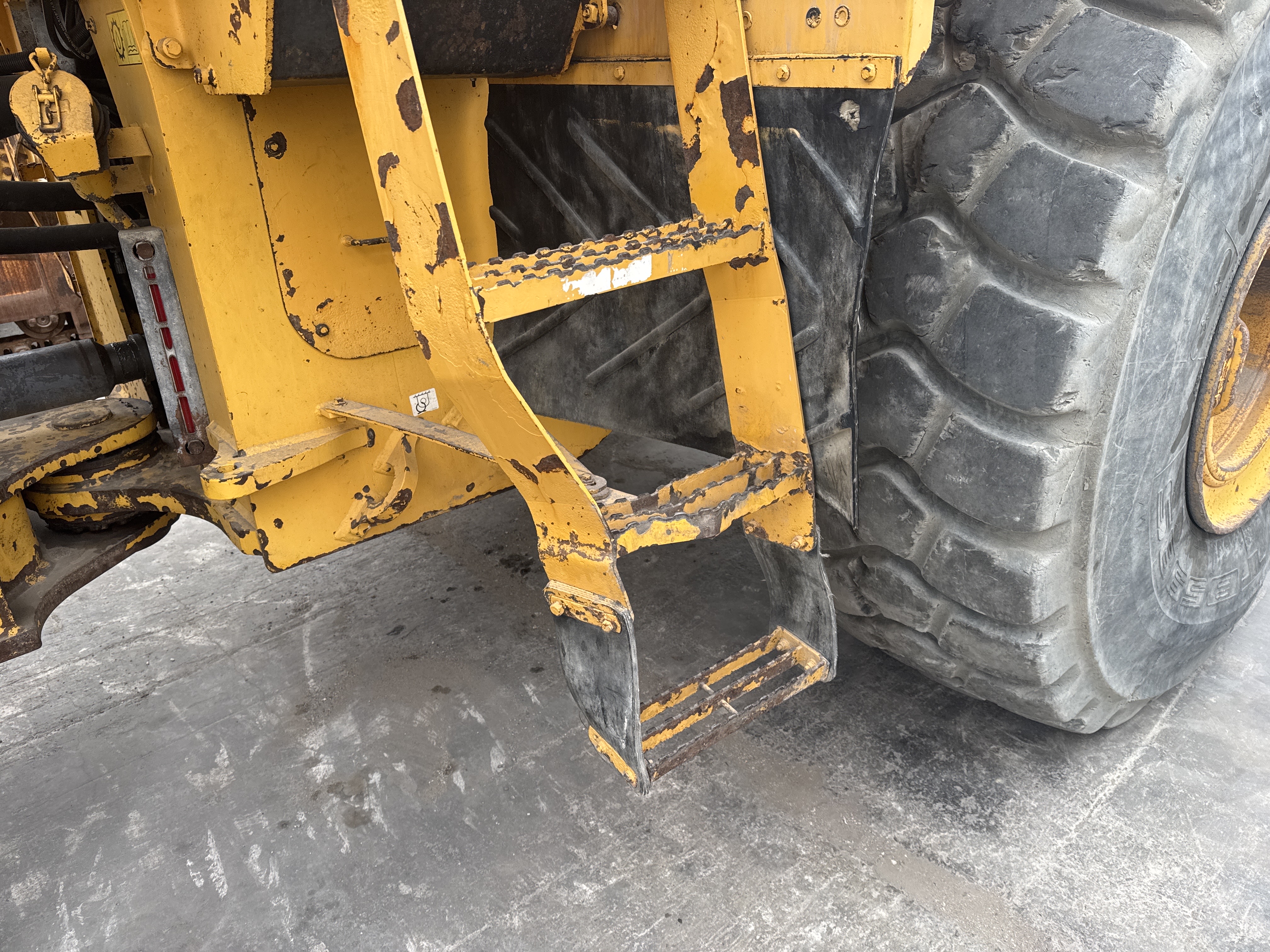 WHL-007-Volvo-L220G-Wheel-loaders-inspection-Structure-Steps/ladders-2