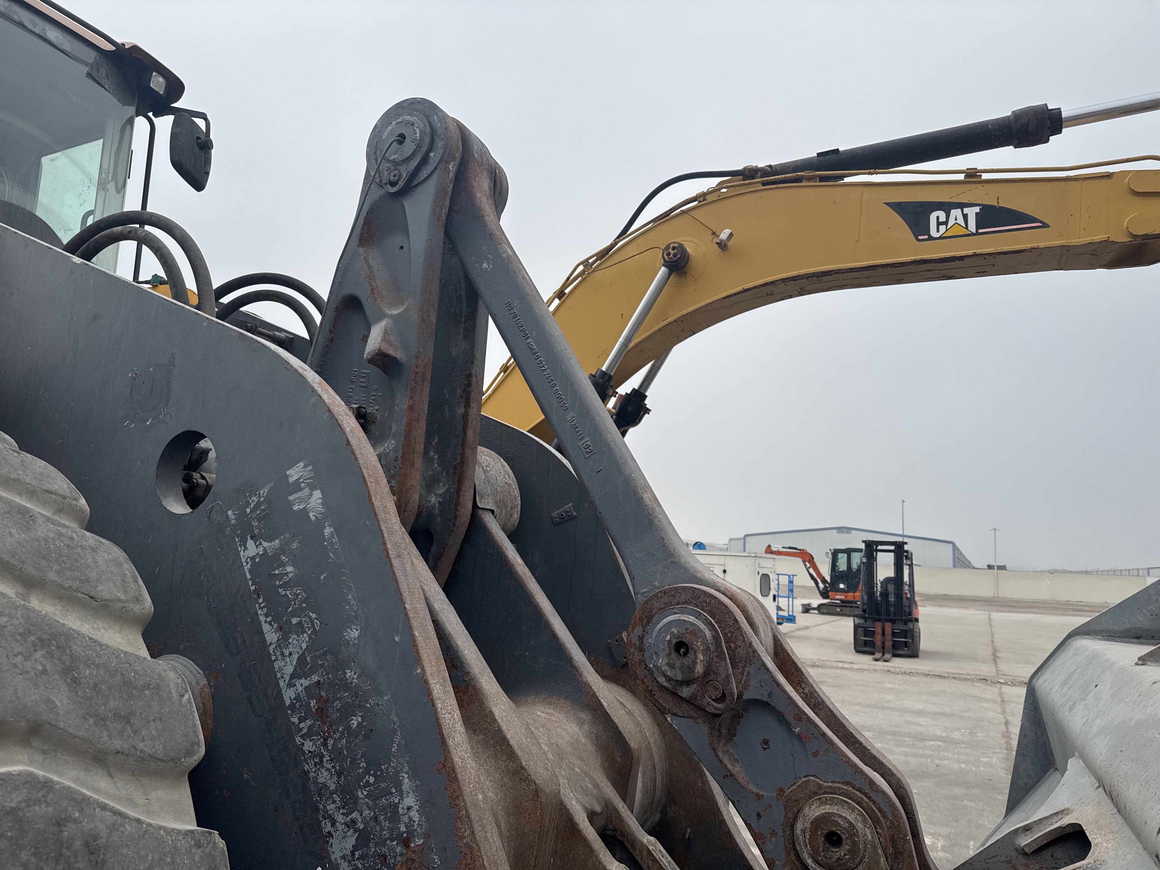 WHL-007-Volvo-L220G-Wheel-loaders-inspection-Structure-Bell-crank-2
