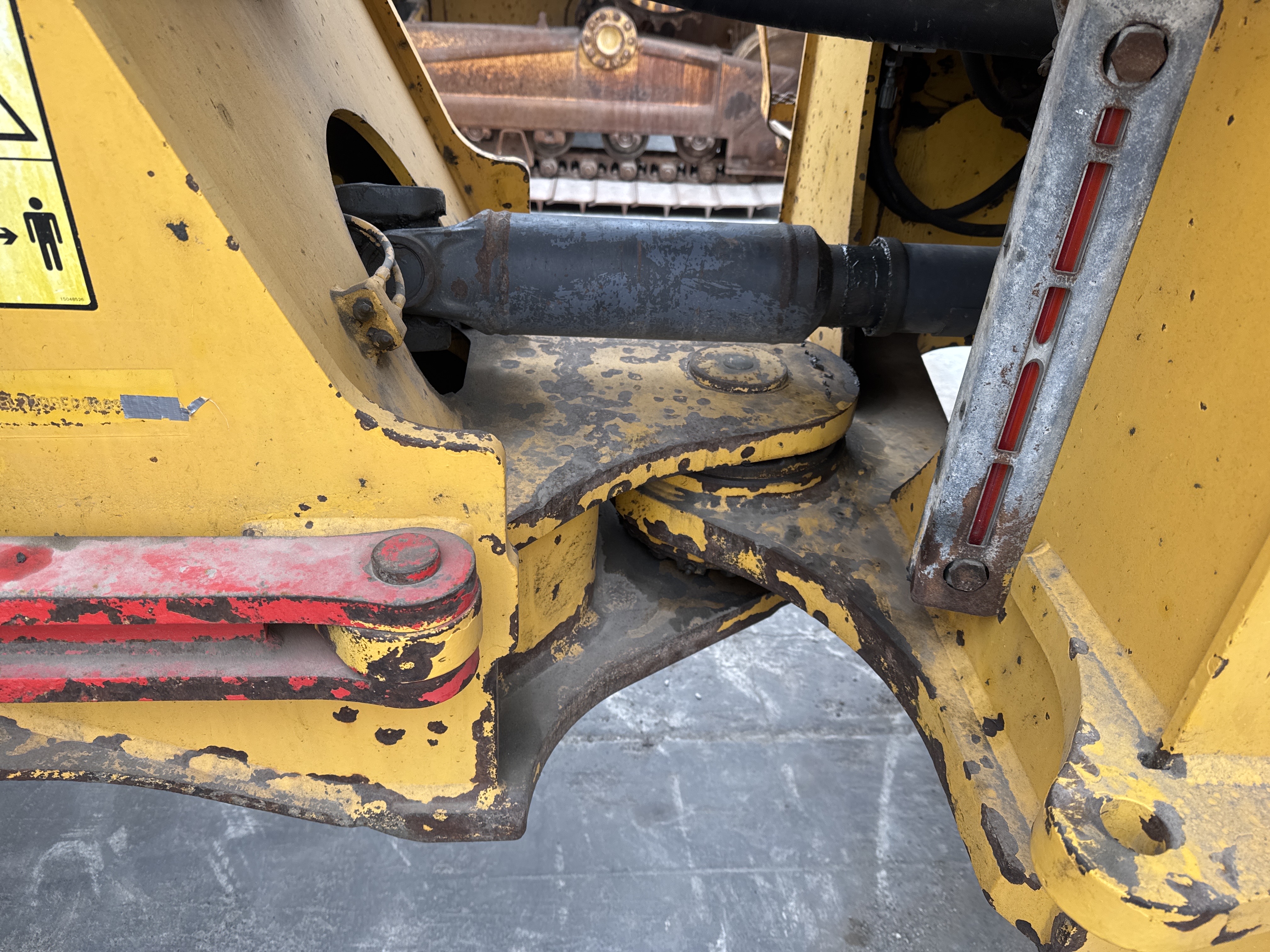 WHL-007-Volvo-L220G-Wheel-loaders-inspection-Structure-Articulated-joint-2