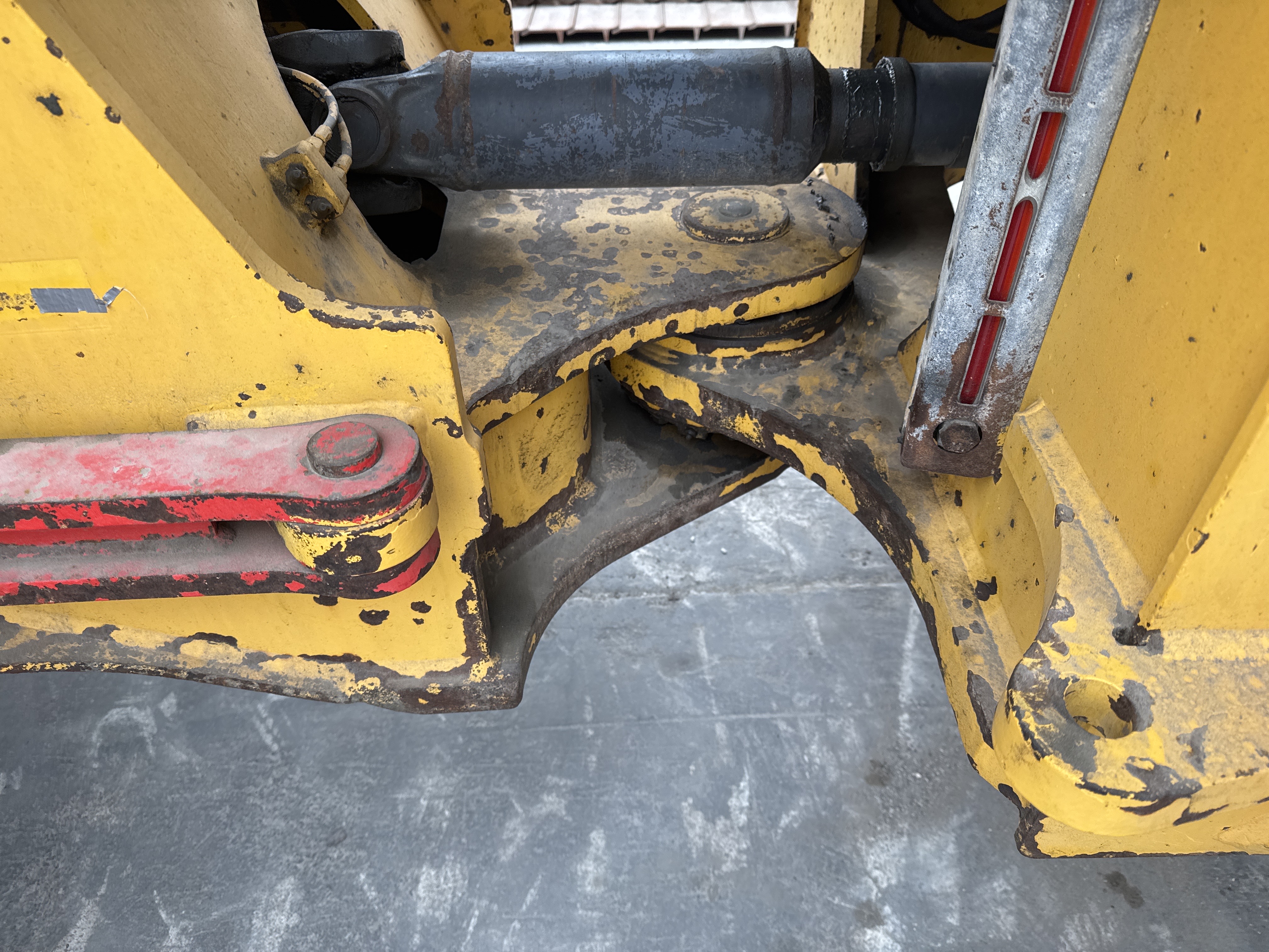 WHL-007-Volvo-L220G-Wheel-loaders-inspection-Structure-Articulated-joint-2