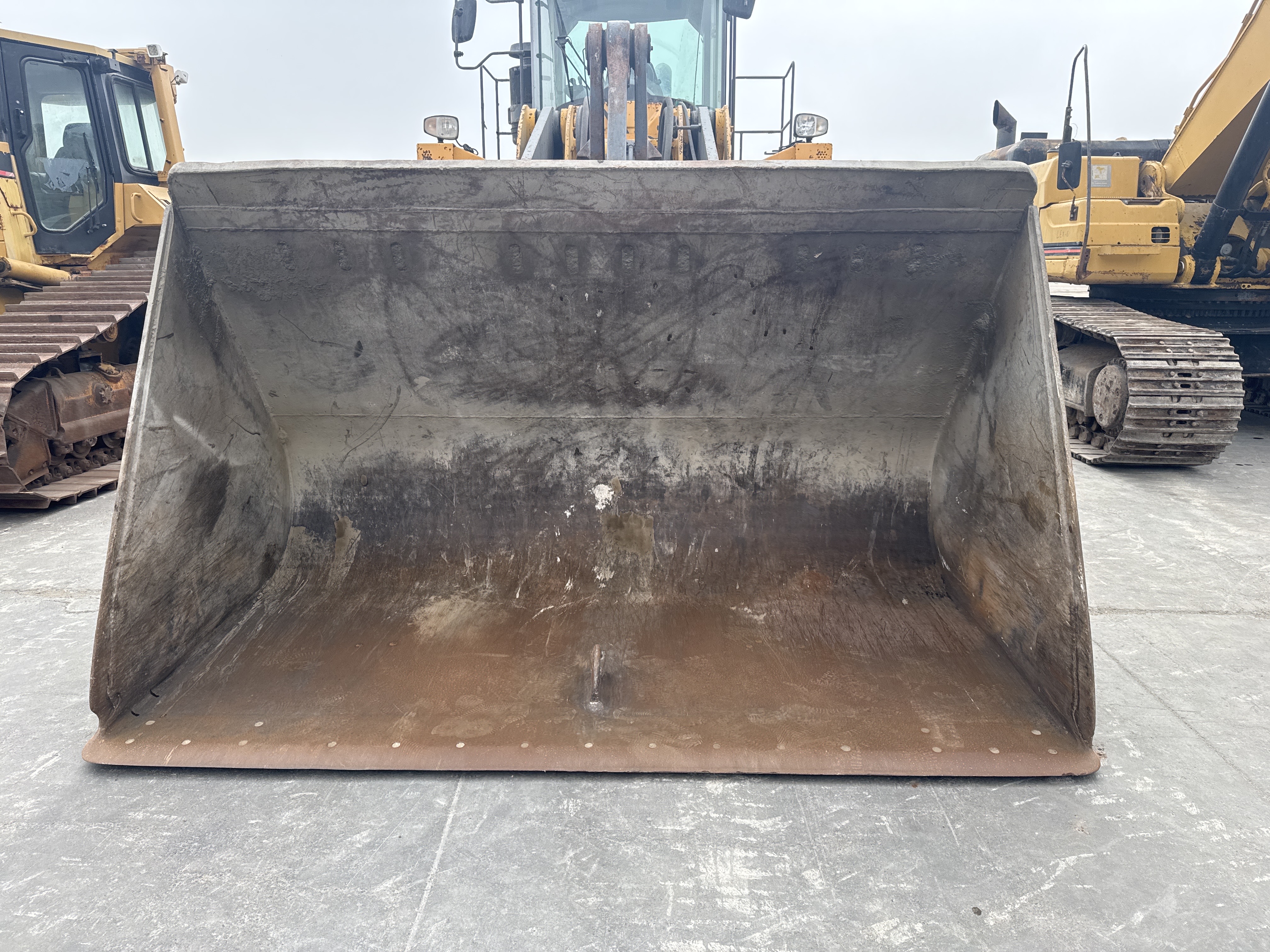 WHL-007-Volvo-L220G-Wheel-loaders-inspection-Attachments-Loader-bucket-condition-2