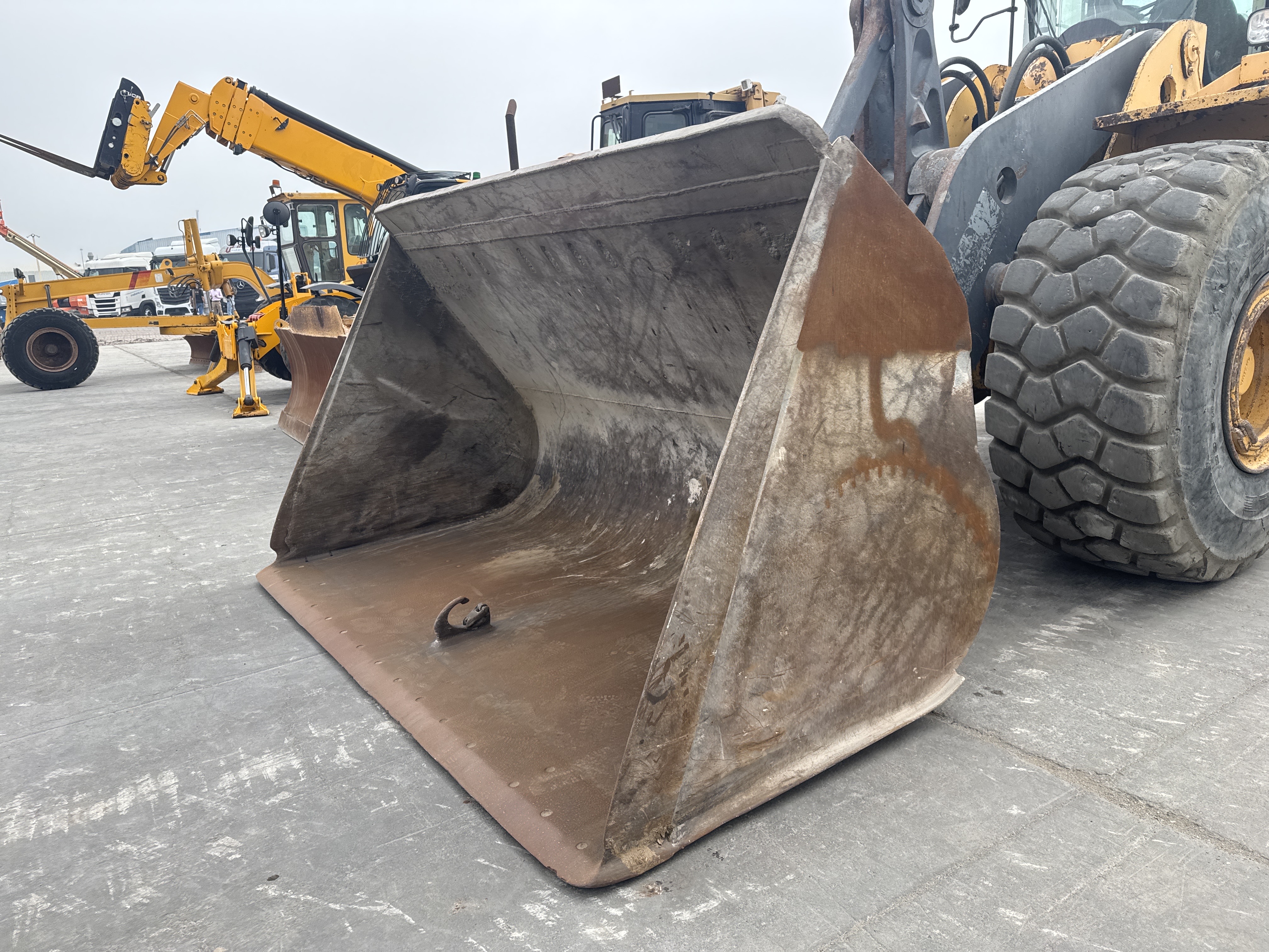 WHL-007-Volvo-L220G-Wheel-loaders-inspection-Attachments-Loader-bucket-condition-2