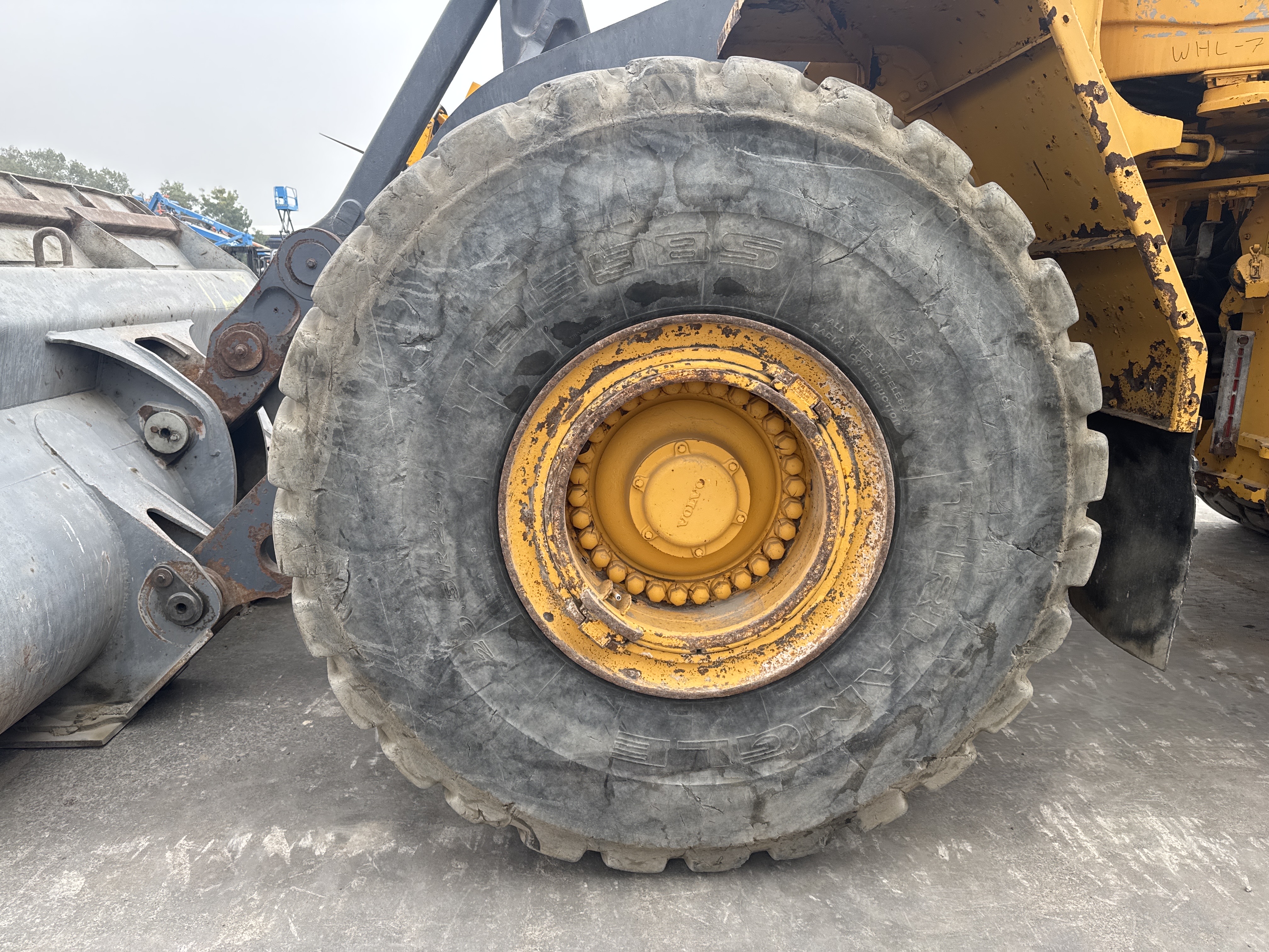WHL-007-Volvo-L220G-Wheel-loaders-inspection-Chassis-Left-front-tire-/-wheel-hub---condition-2