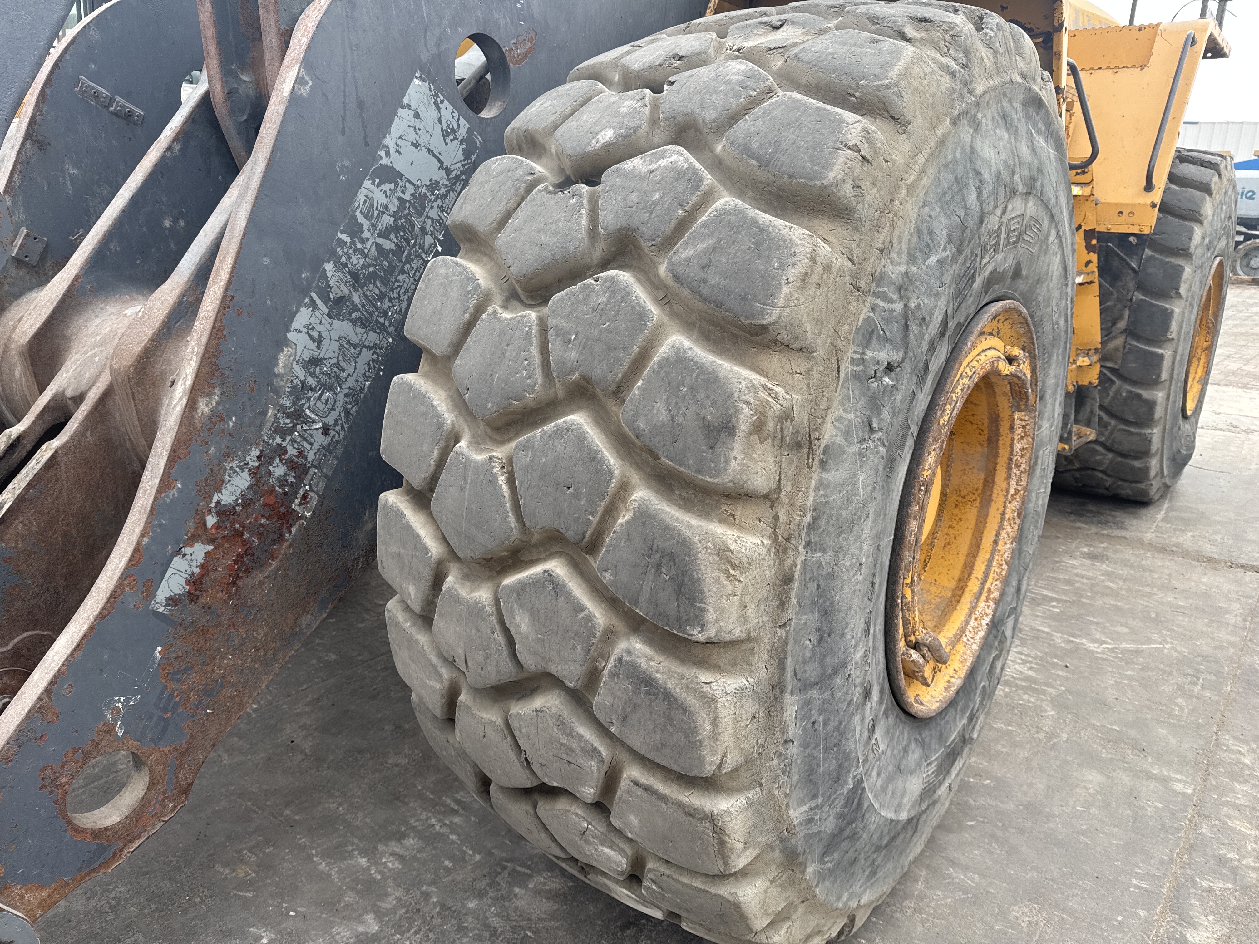WHL-007-Volvo-L220G-Wheel-loaders-inspection-Chassis-Left-front-tire-/-wheel-hub---condition-2