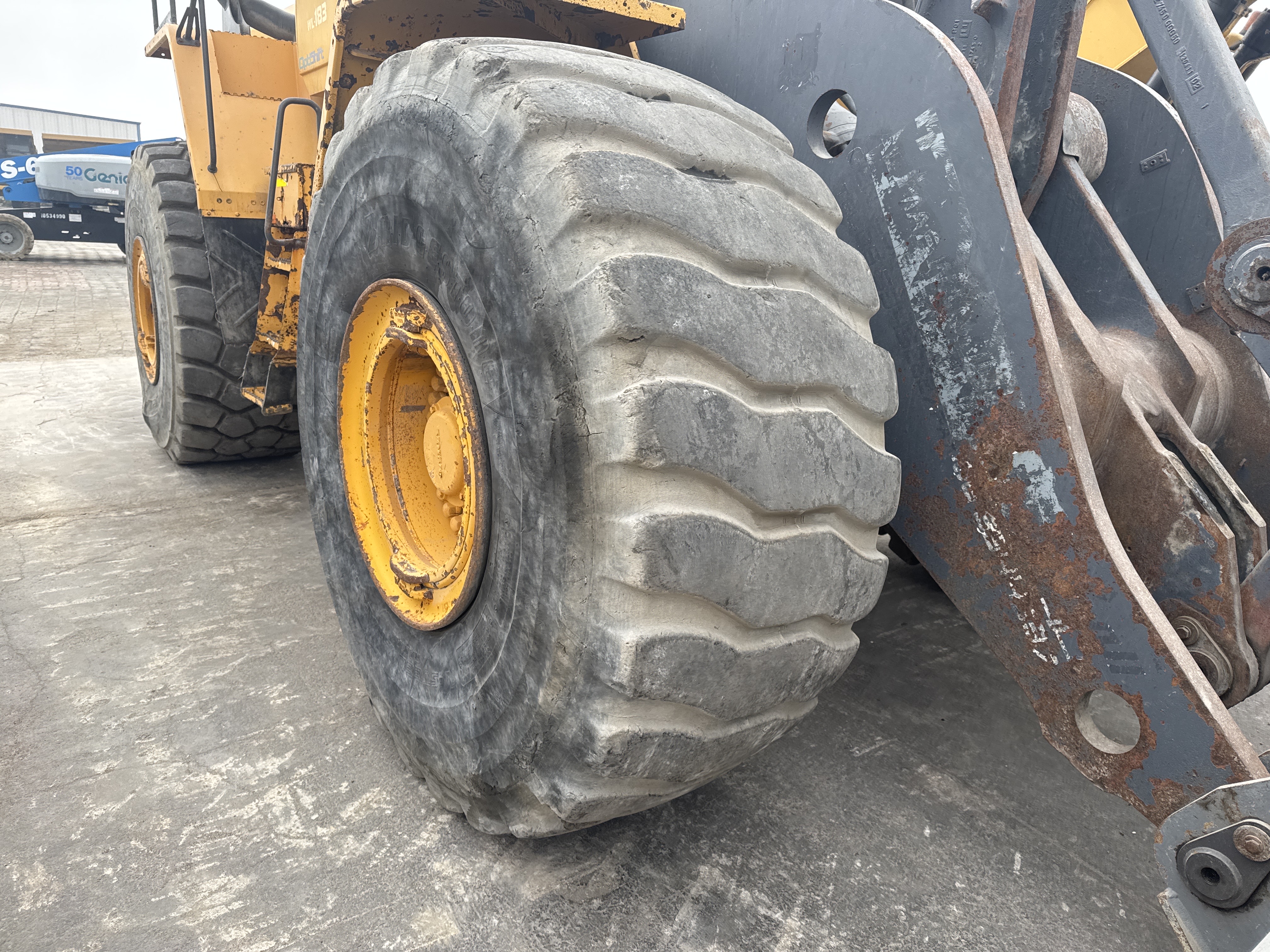 WHL-007-Volvo-L220G-Wheel-loaders-inspection-Chassis-Right-front-tire-/-wheel-hub---condition-2