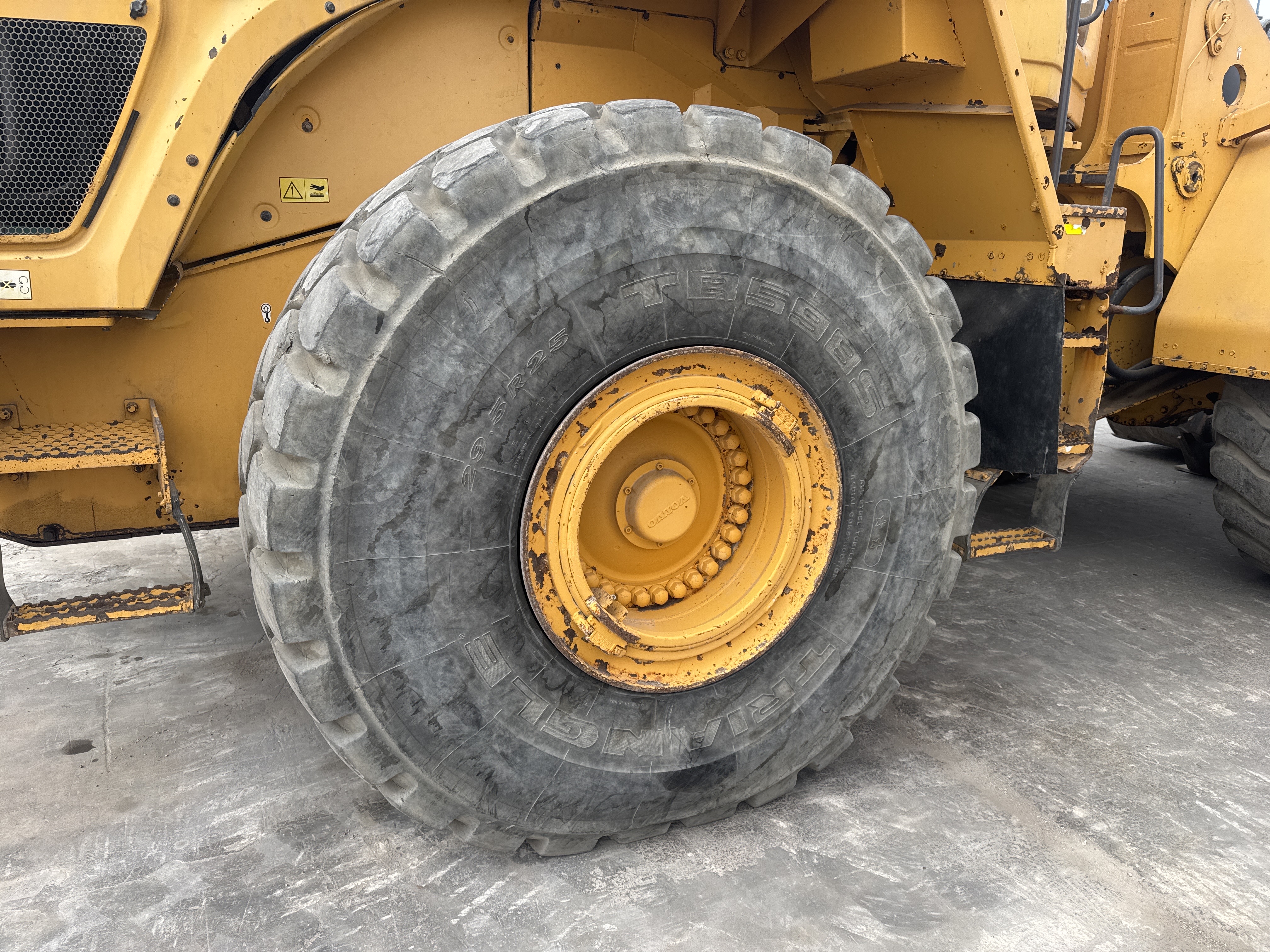 WHL-007-Volvo-L220G-Wheel-loaders-inspection-Chassis-Right-rear-tire-/-wheel-hub---condition-2