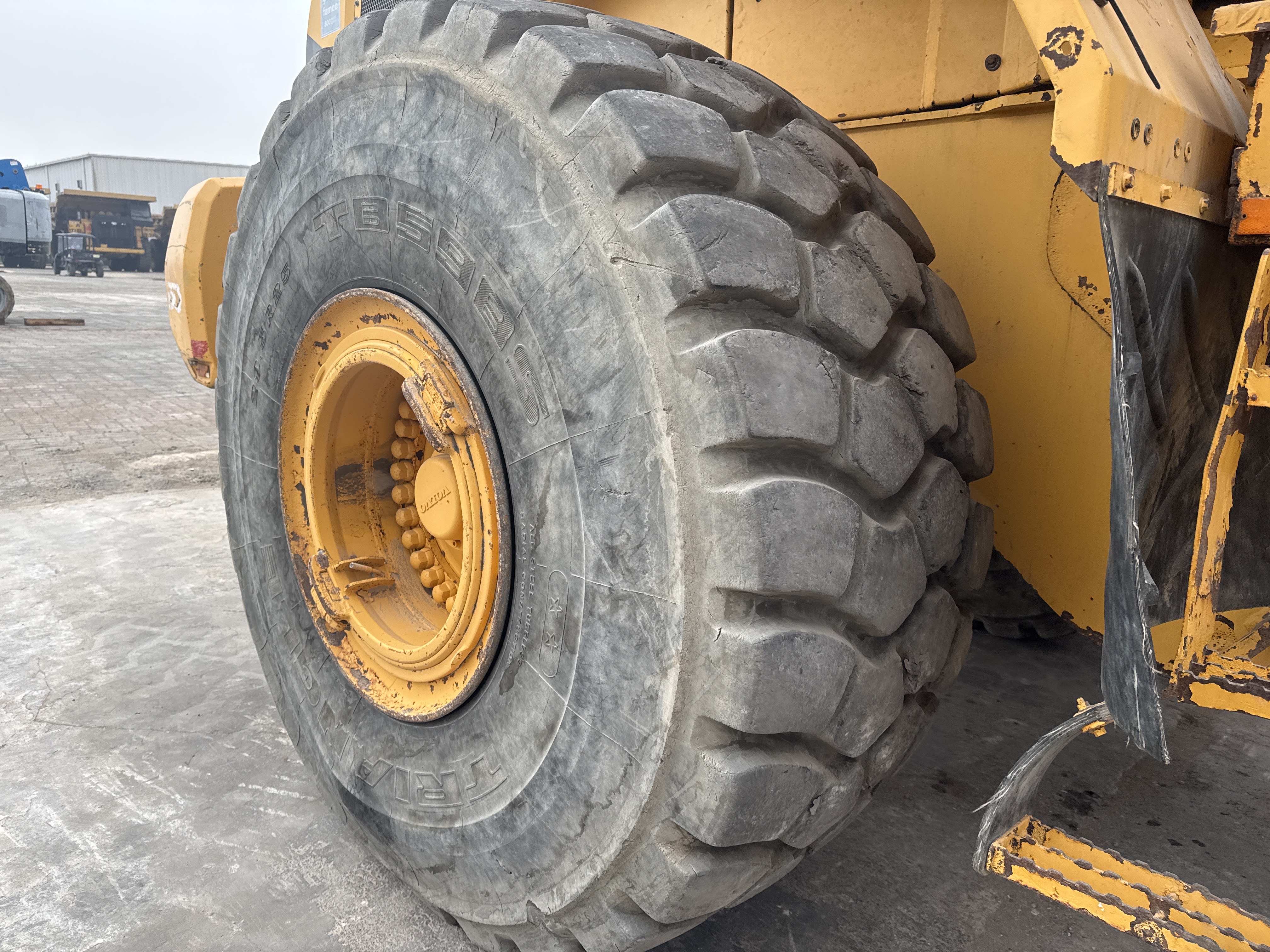 WHL-007-Volvo-L220G-Wheel-loaders-inspection-Chassis-Right-rear-tire-/-wheel-hub---condition-2