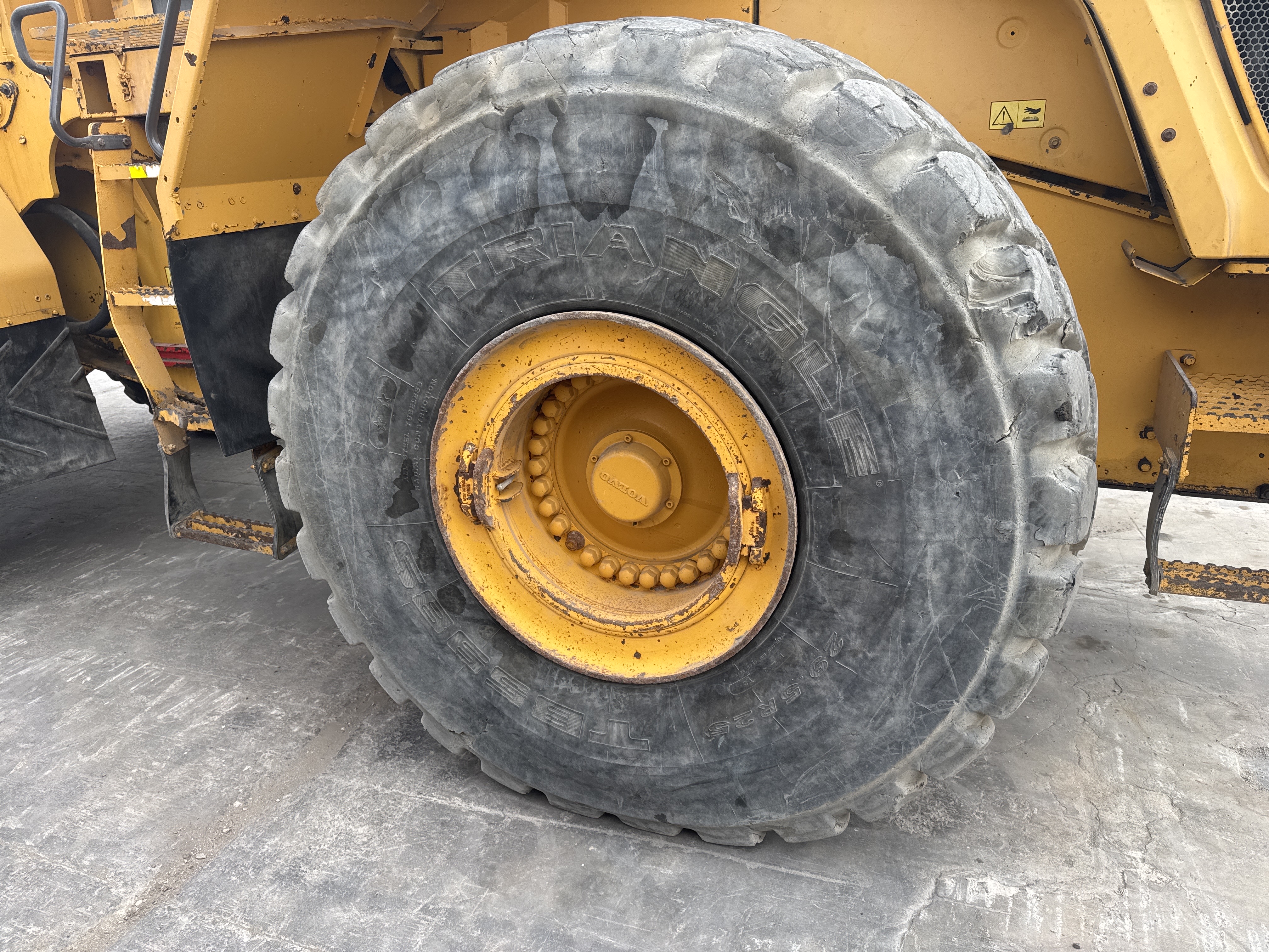 WHL-007-Volvo-L220G-Wheel-loaders-inspection-Chassis-Left-rear-tire-/-wheel-hub---condition-2