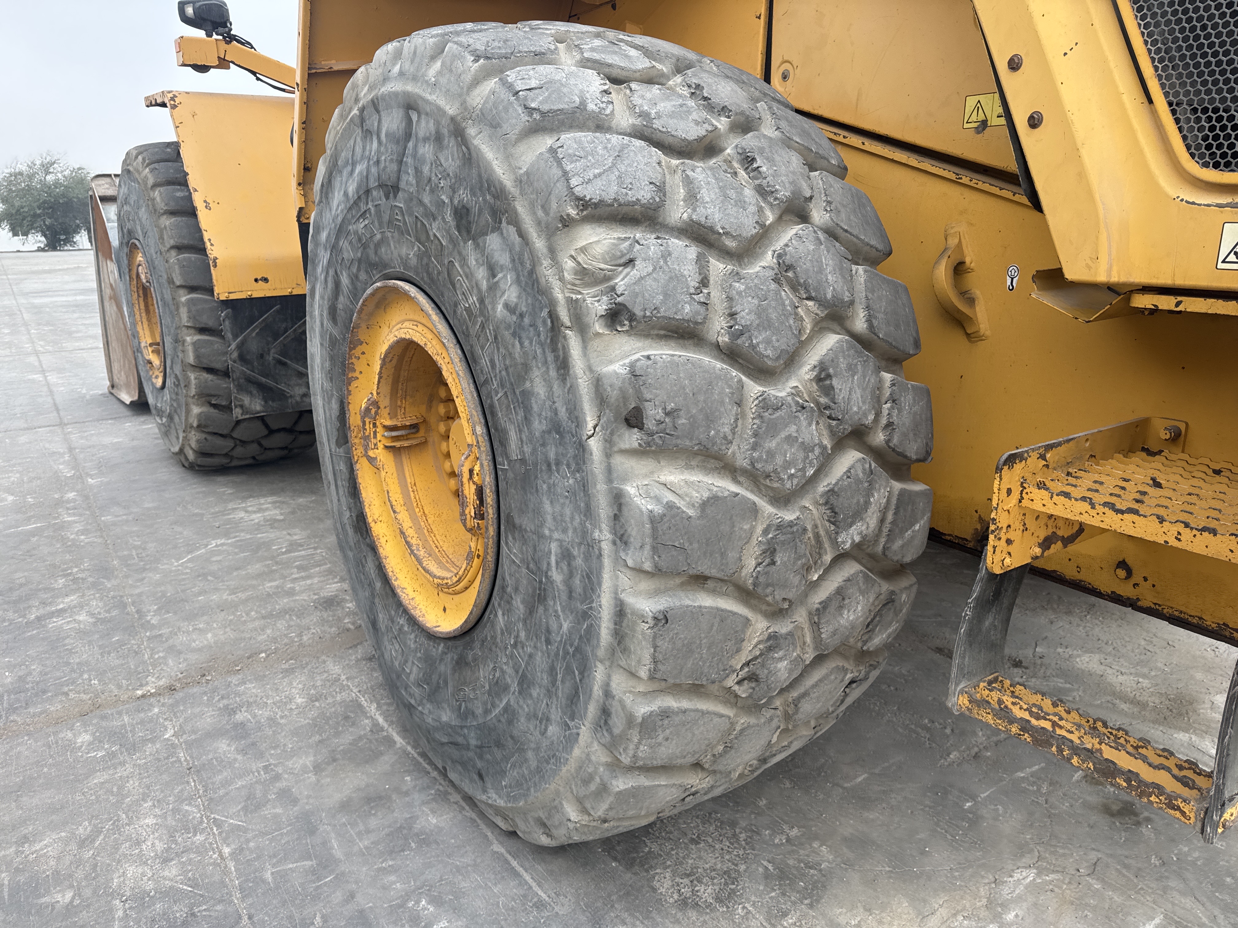 WHL-007-Volvo-L220G-Wheel-loaders-inspection-Chassis-Left-rear-tire-/-wheel-hub---condition-2