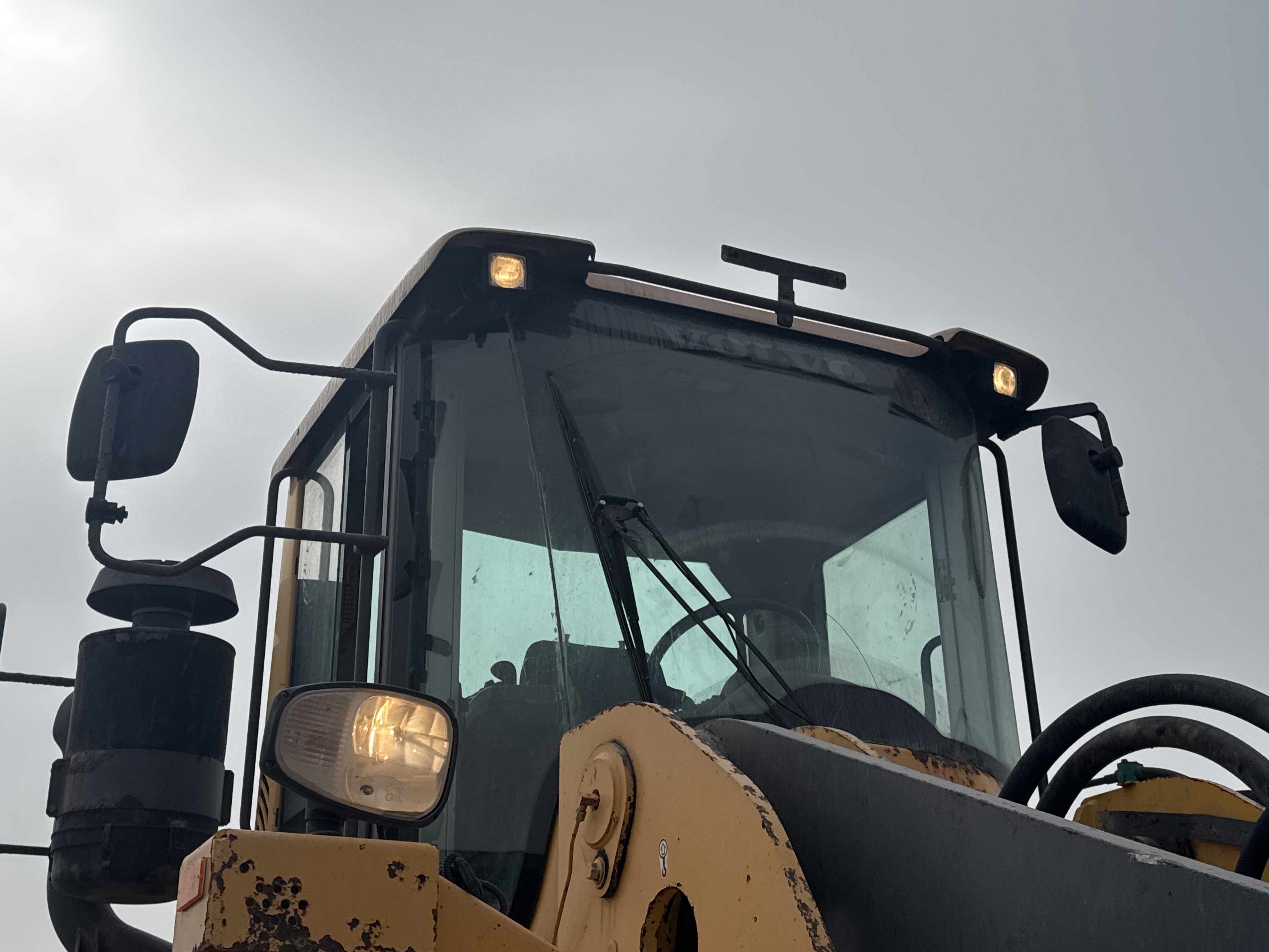 WHL-007-Volvo-L220G-Wheel-loaders-inspection-Electronic-Lights-and-signals-2