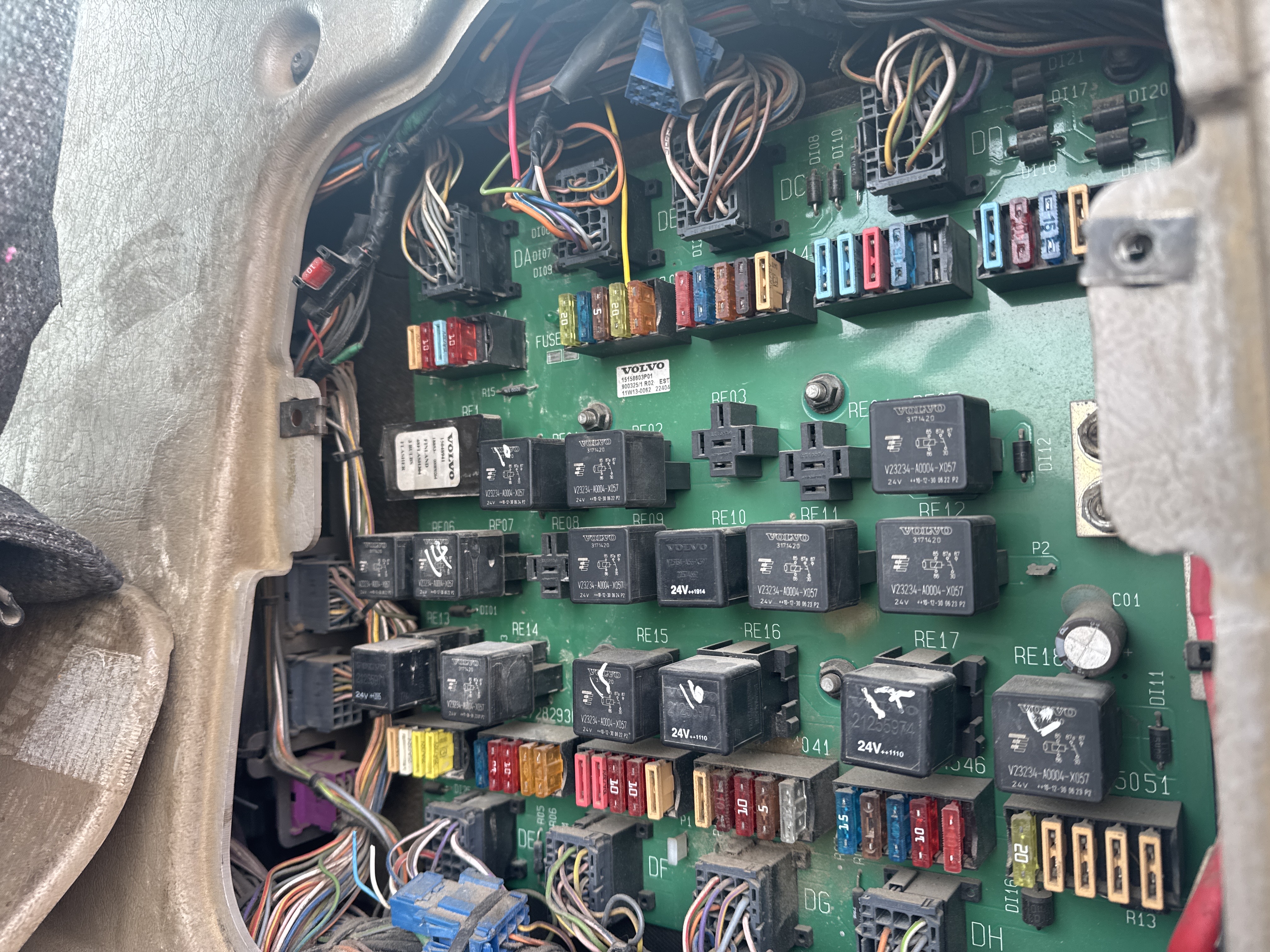 WHL-007-Volvo-L220G-Wheel-loaders-inspection-Electronic-Fuse-box-2