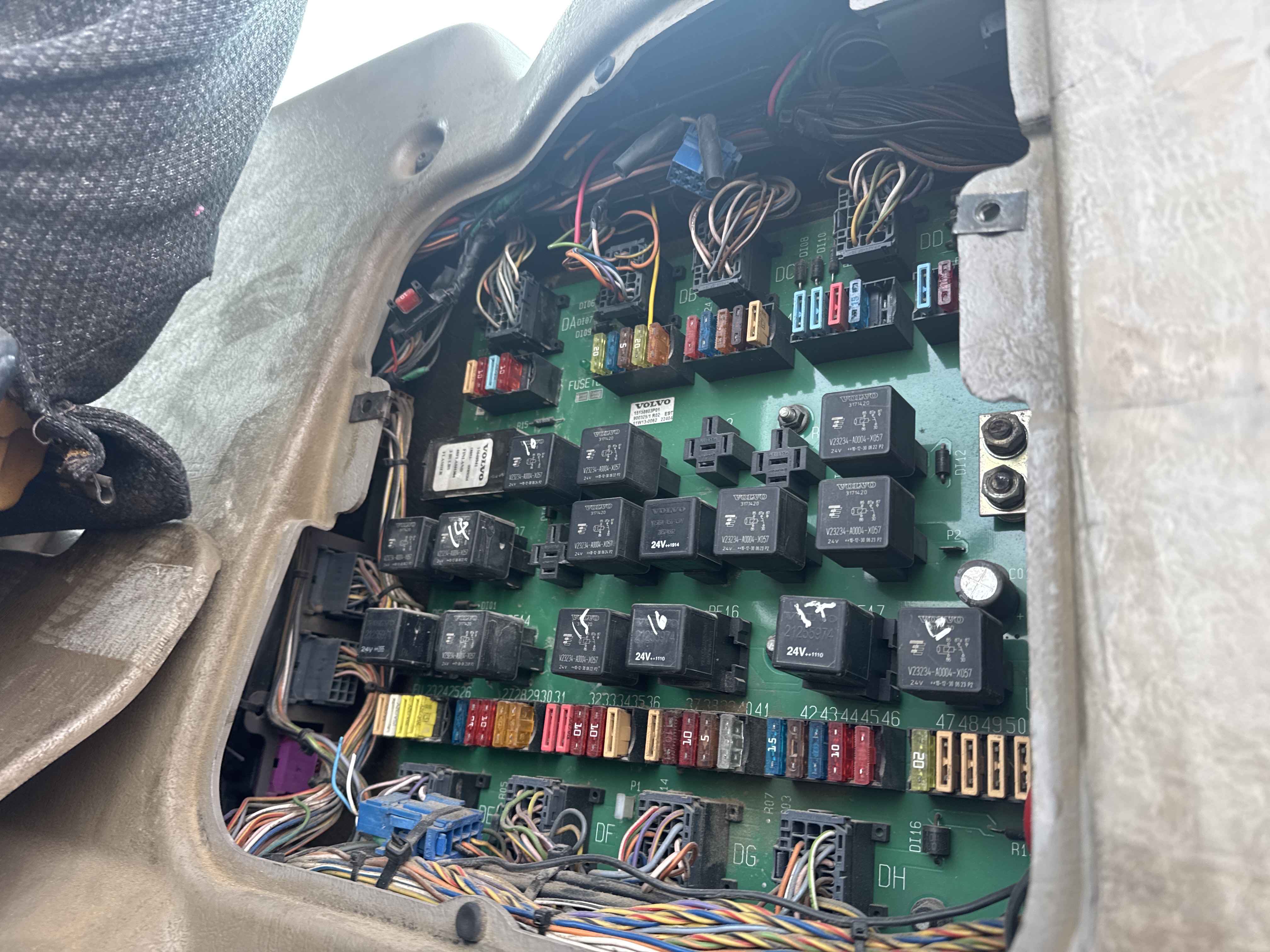 WHL-007-Volvo-L220G-Wheel-loaders-inspection-Electronic-Fuse-box-2