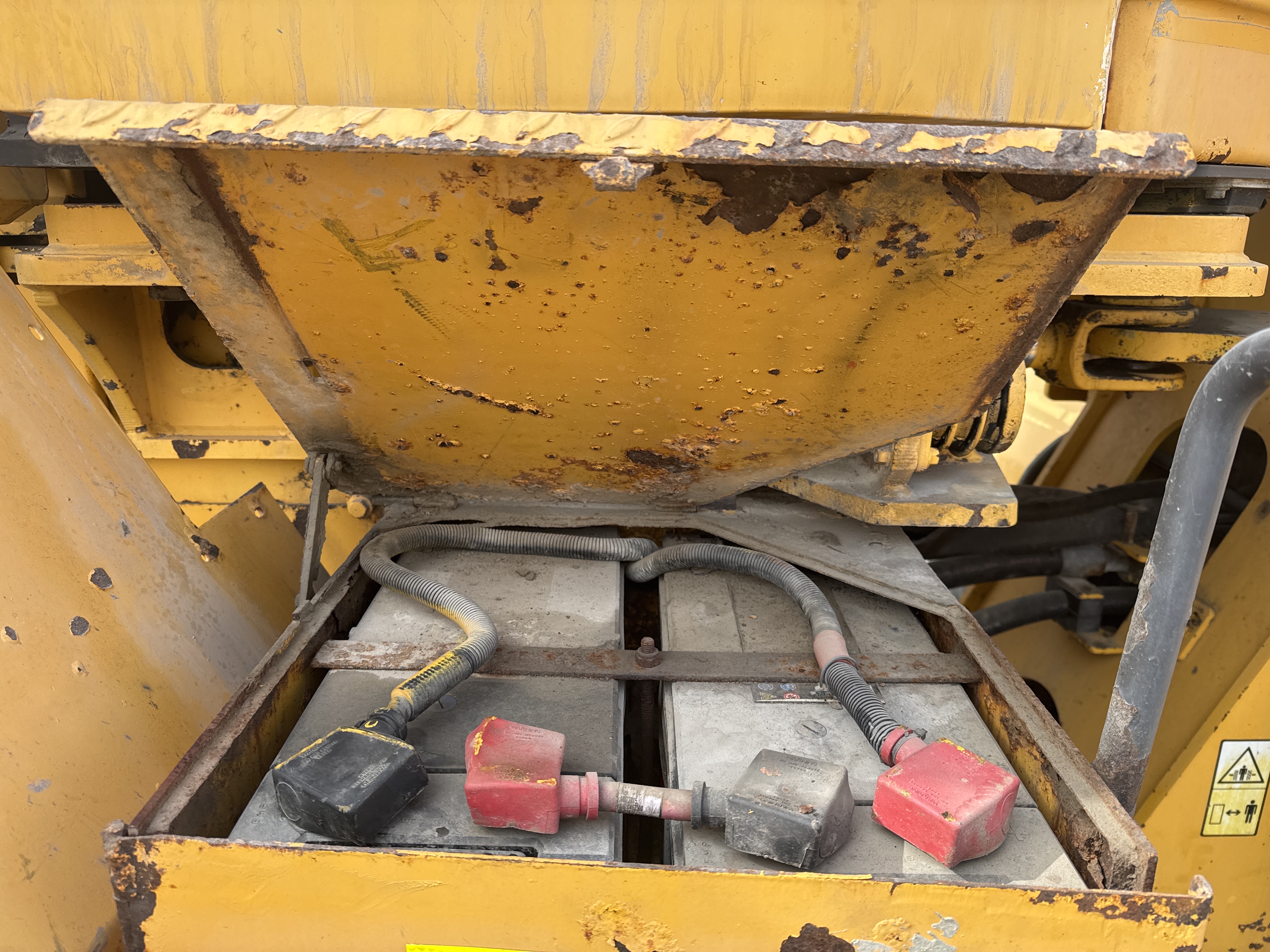 WHL-007-Volvo-L220G-Wheel-loaders-inspection-Electronic-Battery-2
