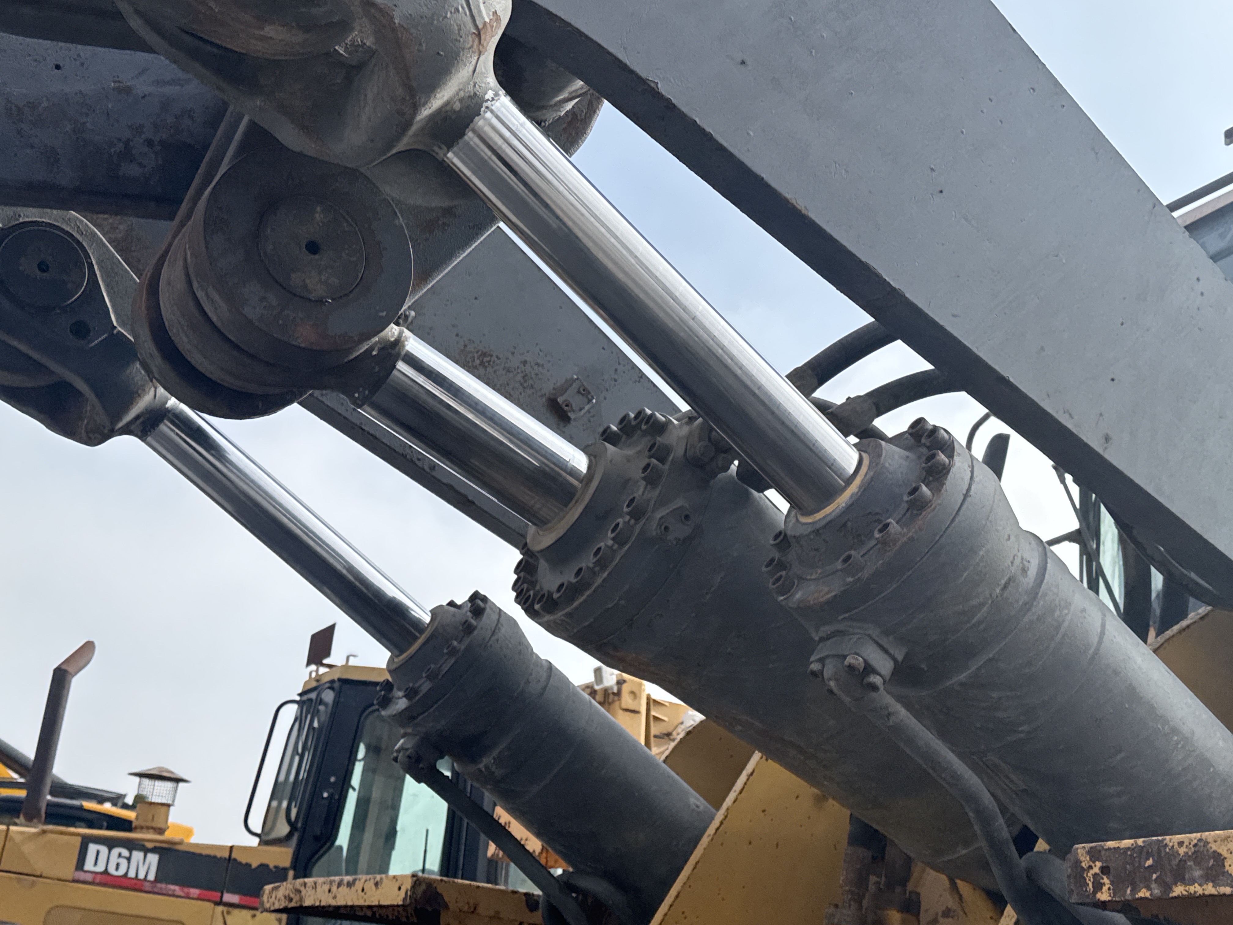 WHL-007-Volvo-L220G-Wheel-loaders-inspection-Hydraulics-Boom-lift-cylinder-2