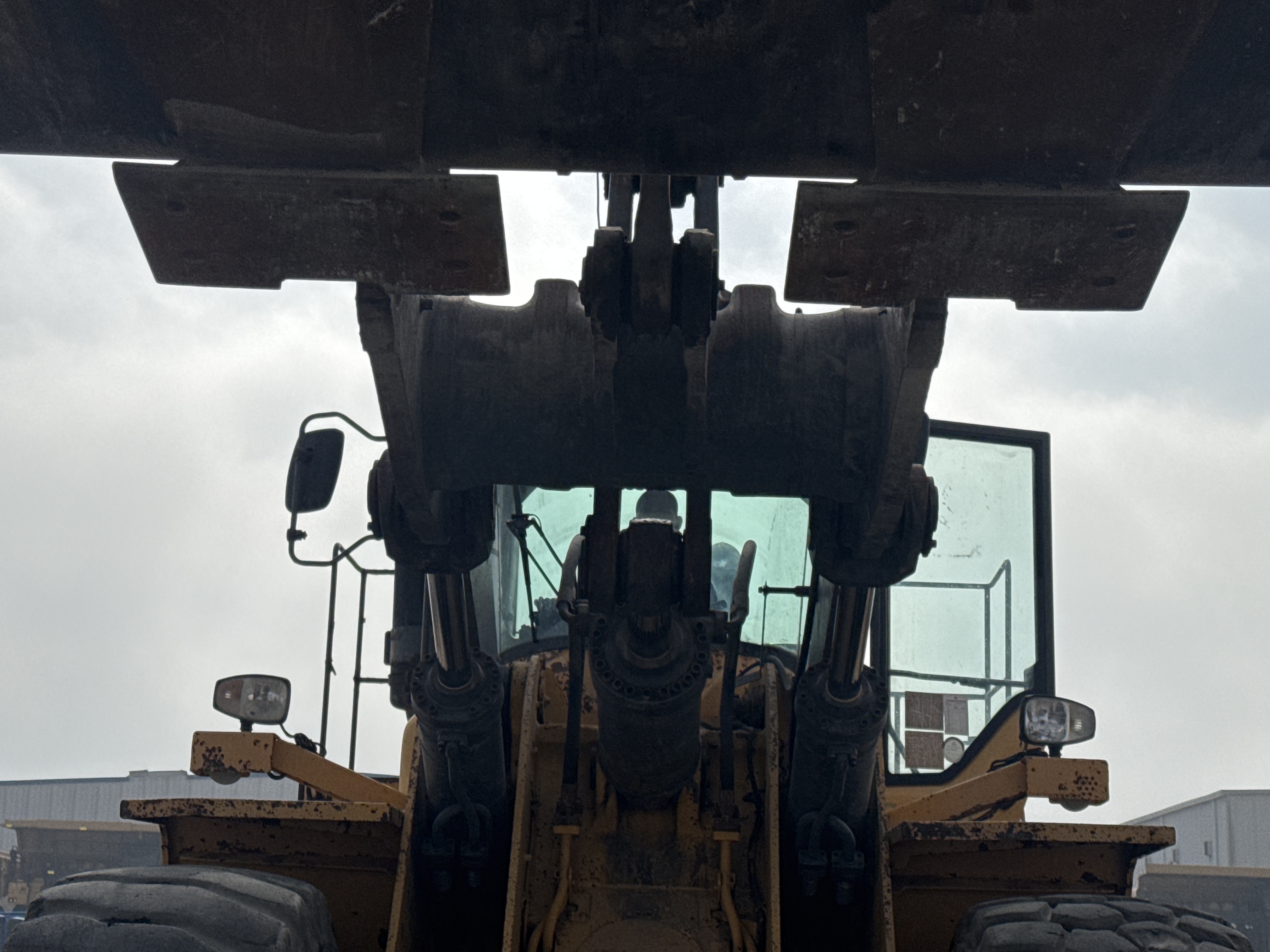WHL-007-Volvo-L220G-Wheel-loaders-inspection-Hydraulics-Boom-lift-cylinder-2