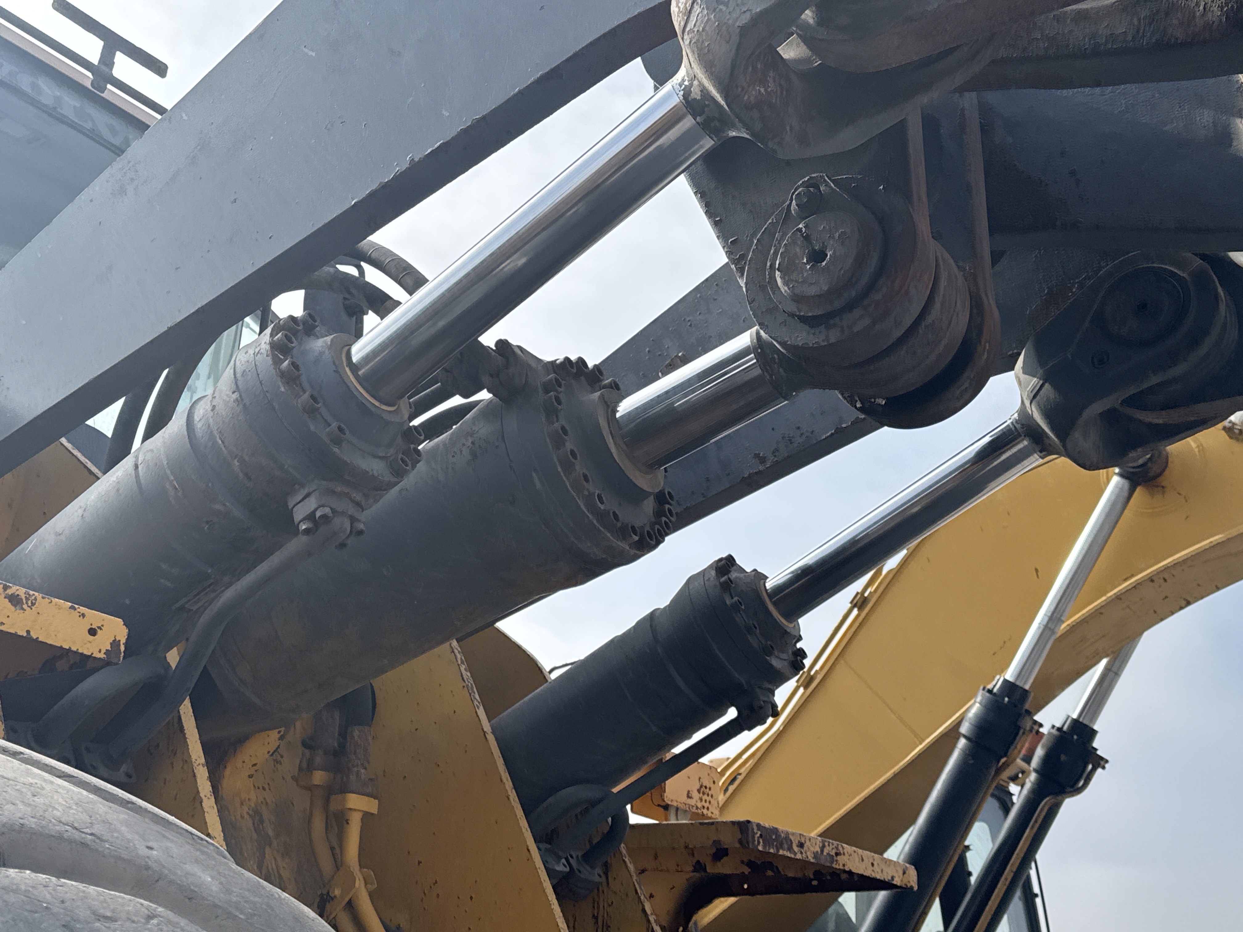 WHL-007-Volvo-L220G-Wheel-loaders-inspection-Hydraulics-Boom-lift-cylinder-2