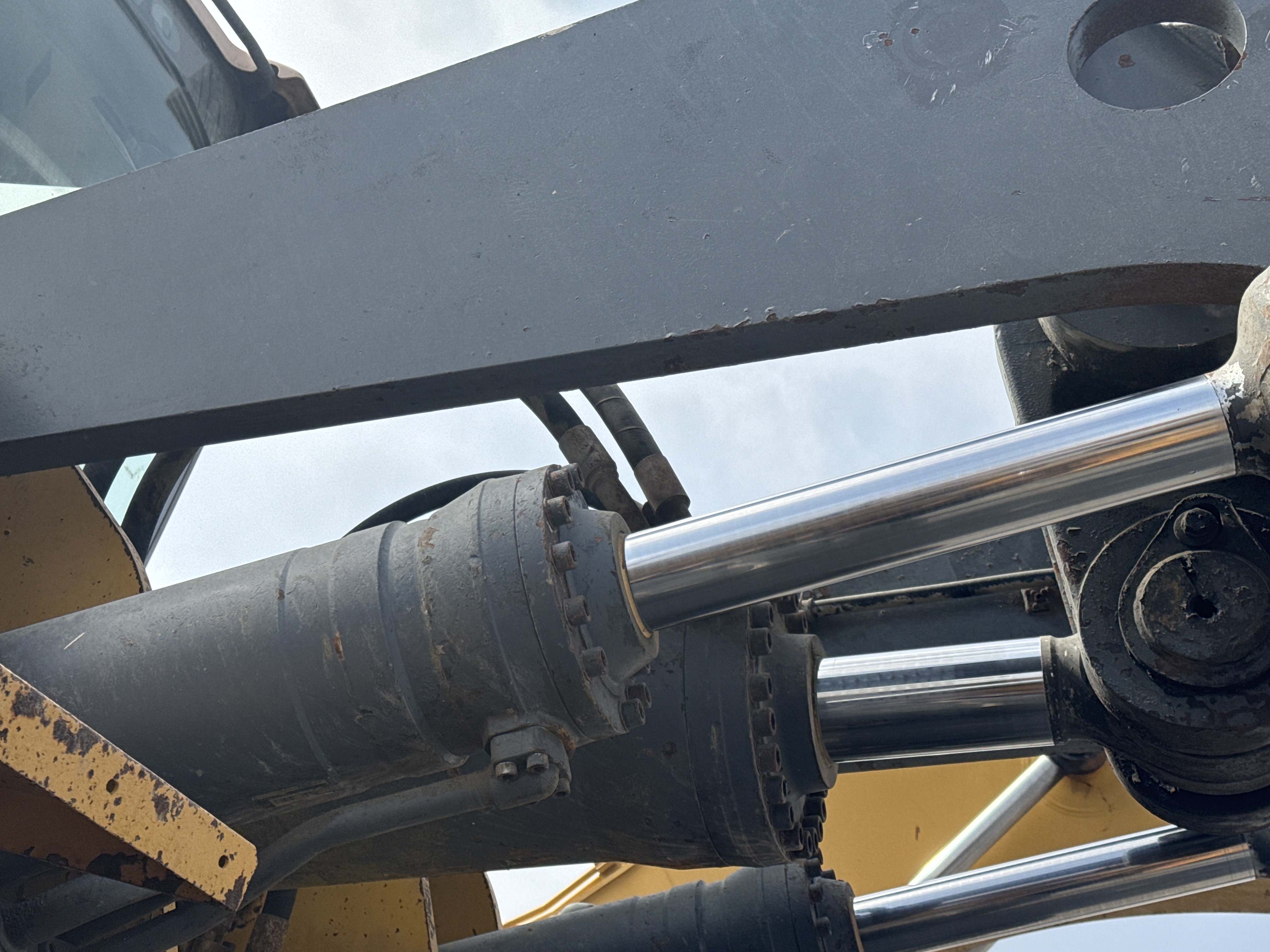 WHL-007-Volvo-L220G-Wheel-loaders-inspection-Hydraulics-Boom-lift-cylinder-2