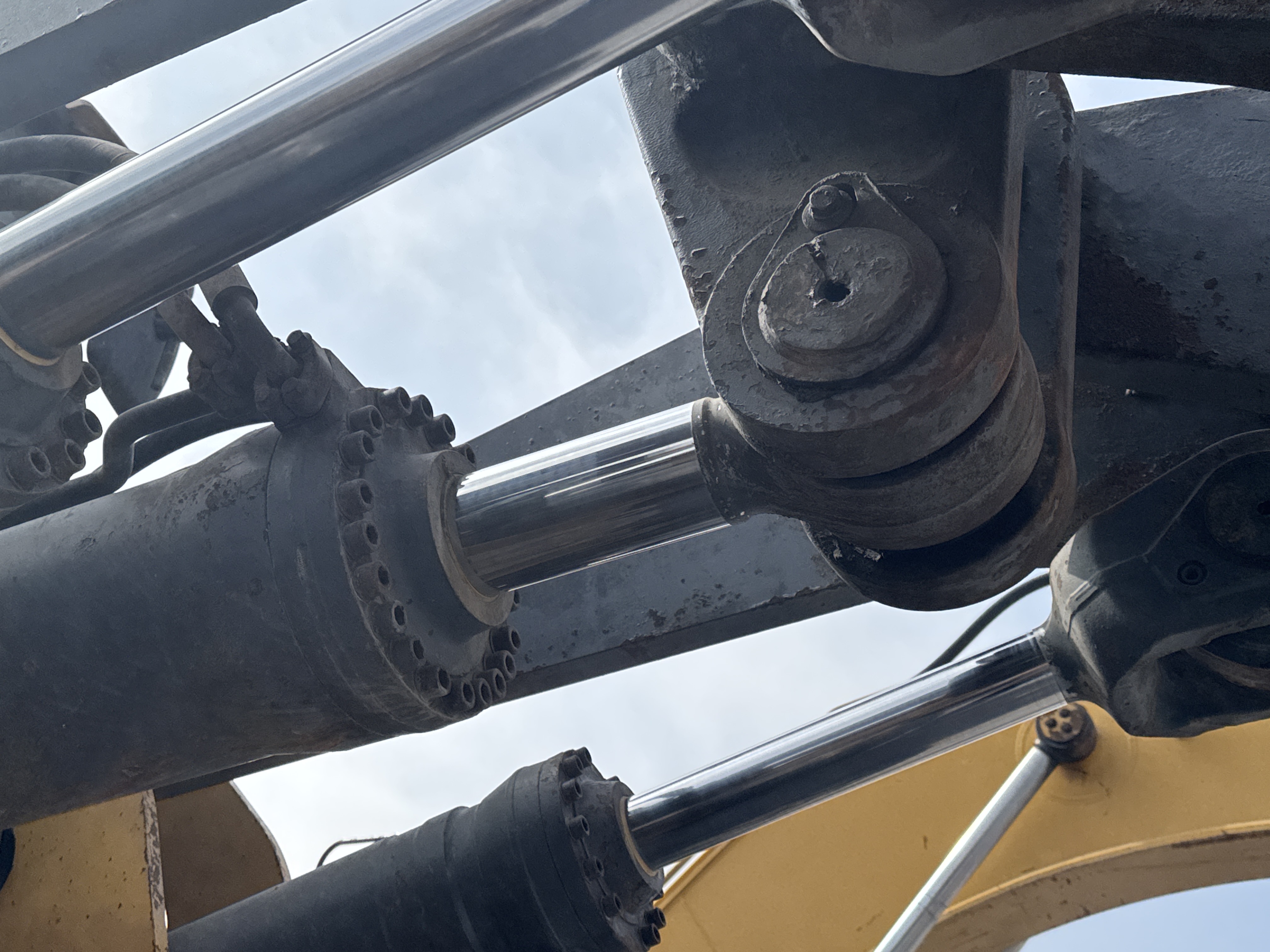WHL-007-Volvo-L220G-Wheel-loaders-inspection-Hydraulics-Bucket-tilt-cylinders-2