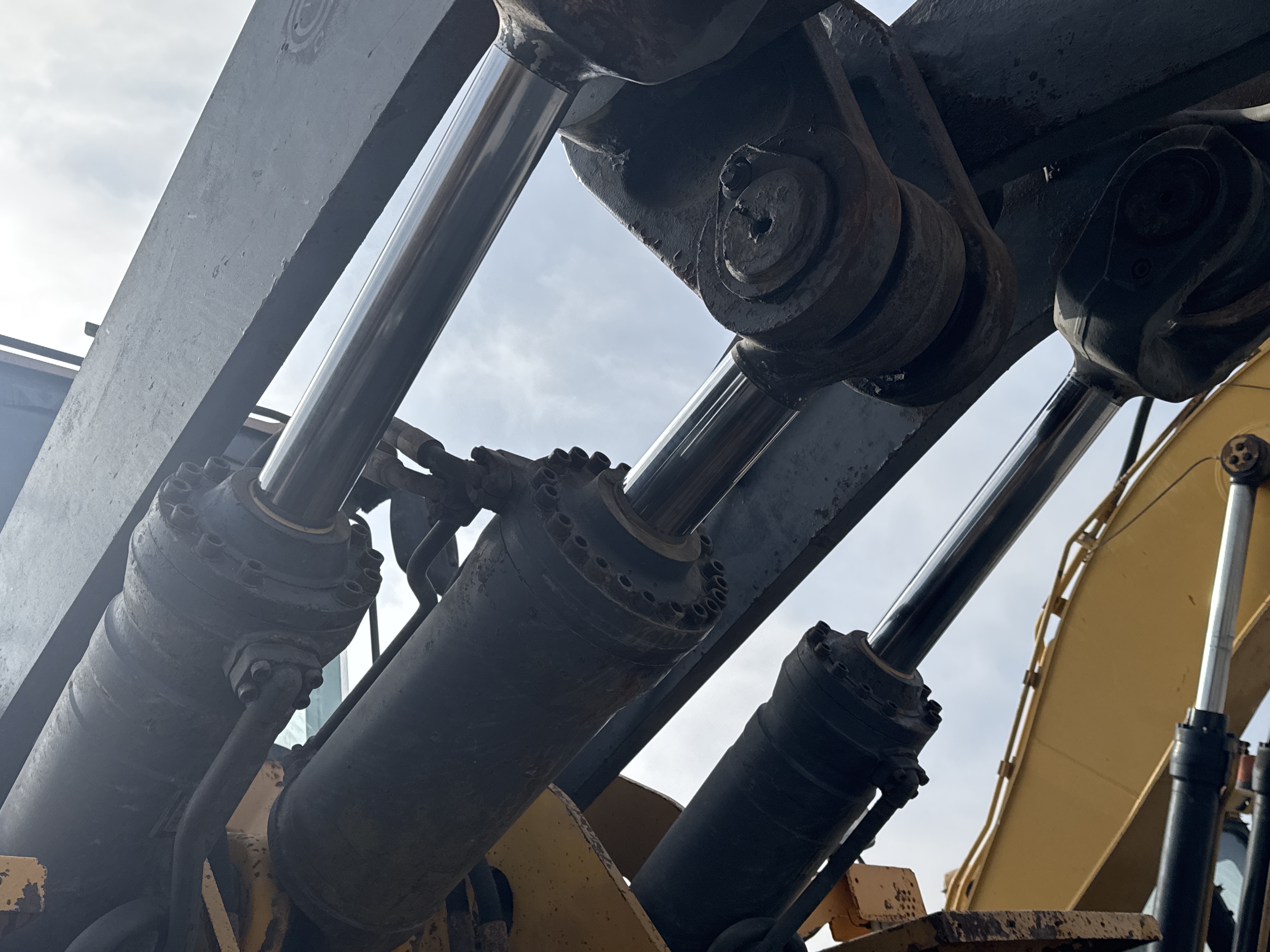 WHL-007-Volvo-L220G-Wheel-loaders-inspection-Hydraulics-Bucket-tilt-cylinders-2