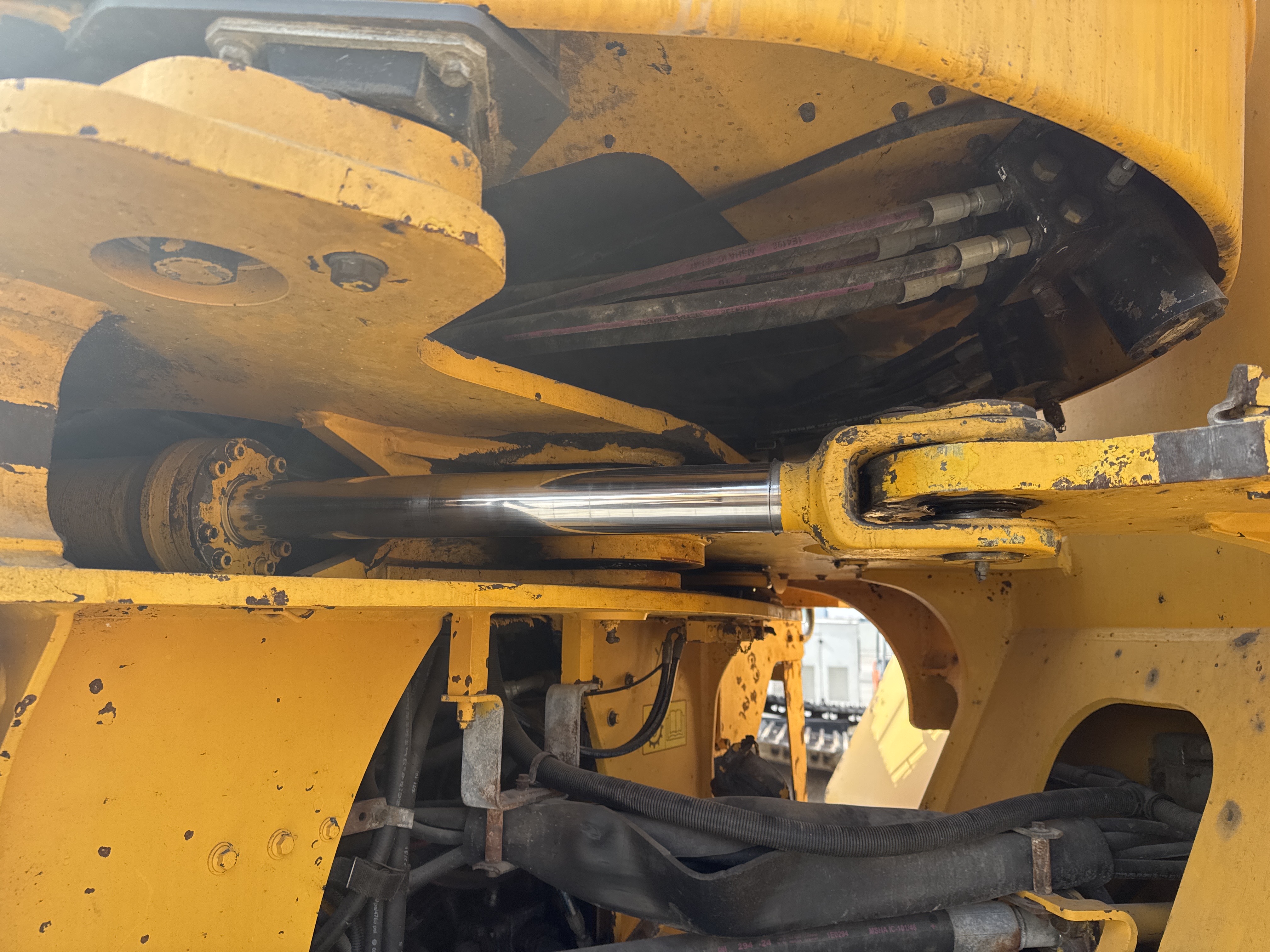 WHL-007-Volvo-L220G-Wheel-loaders-inspection-Hydraulics-Steering-cylinders-2