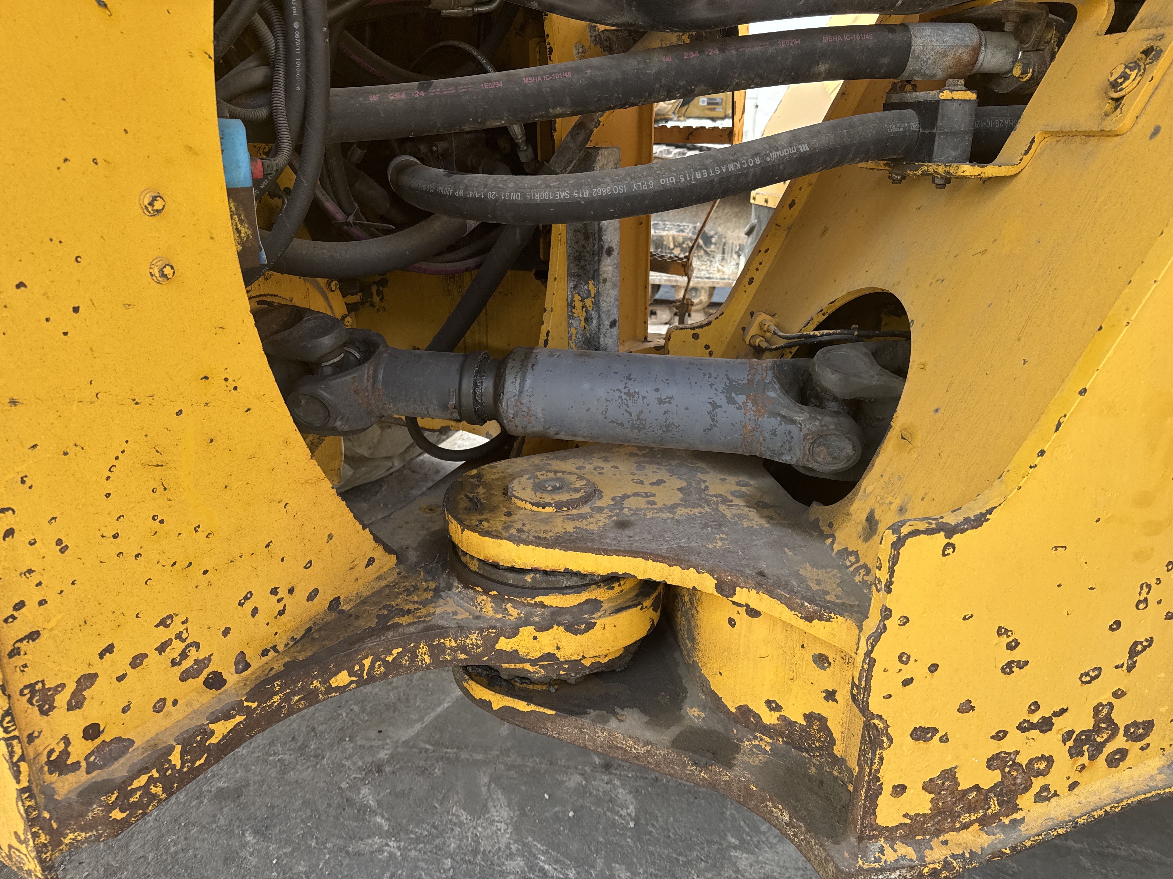 WHL-007-Volvo-L220G-Wheel-loaders-inspection-Hydraulics-Steering-cylinders-2