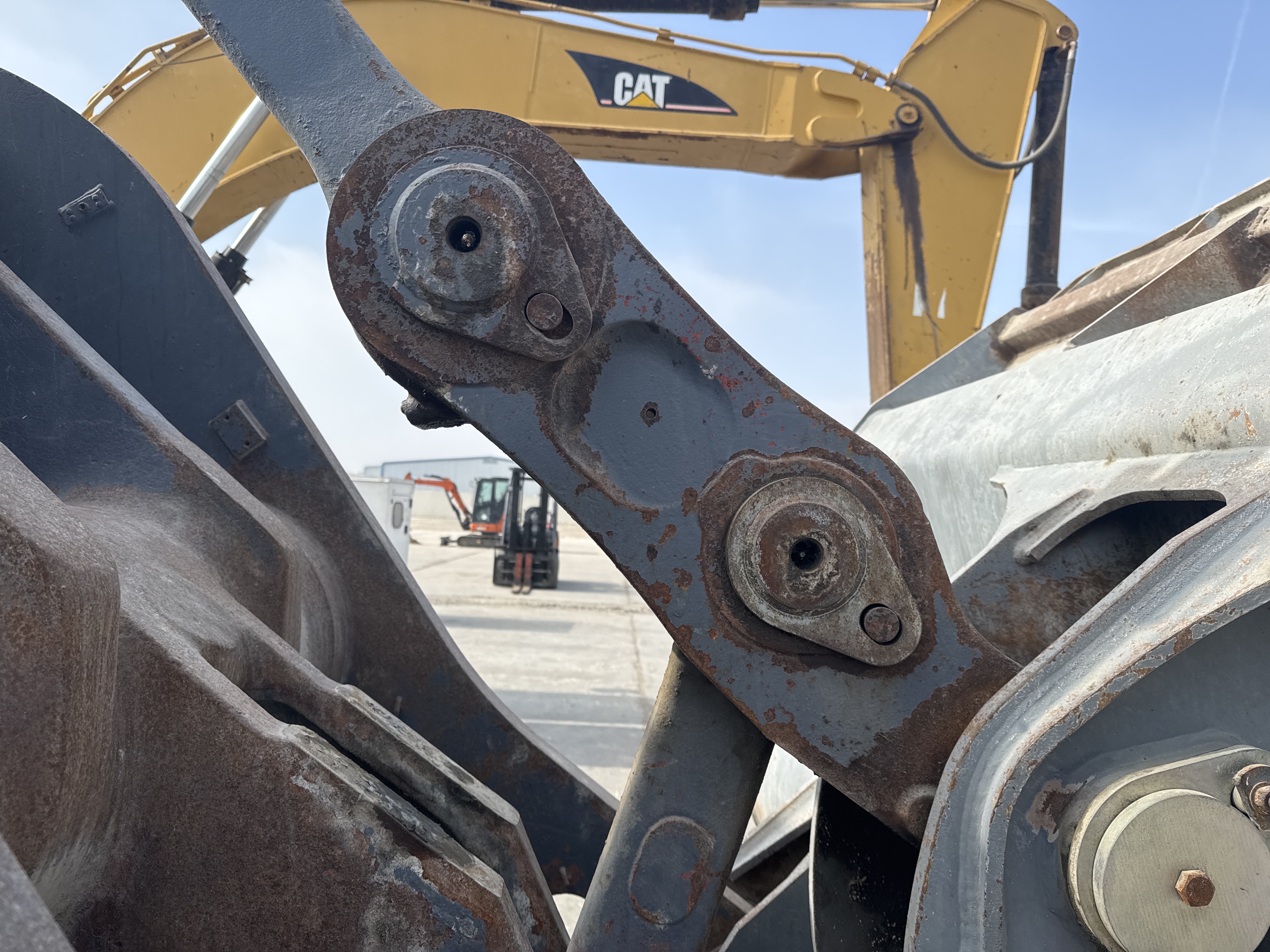 WHL-007-Volvo-L220G-Wheel-loaders-inspection-Hydraulics-Hydraulic-pins-/-locks-2