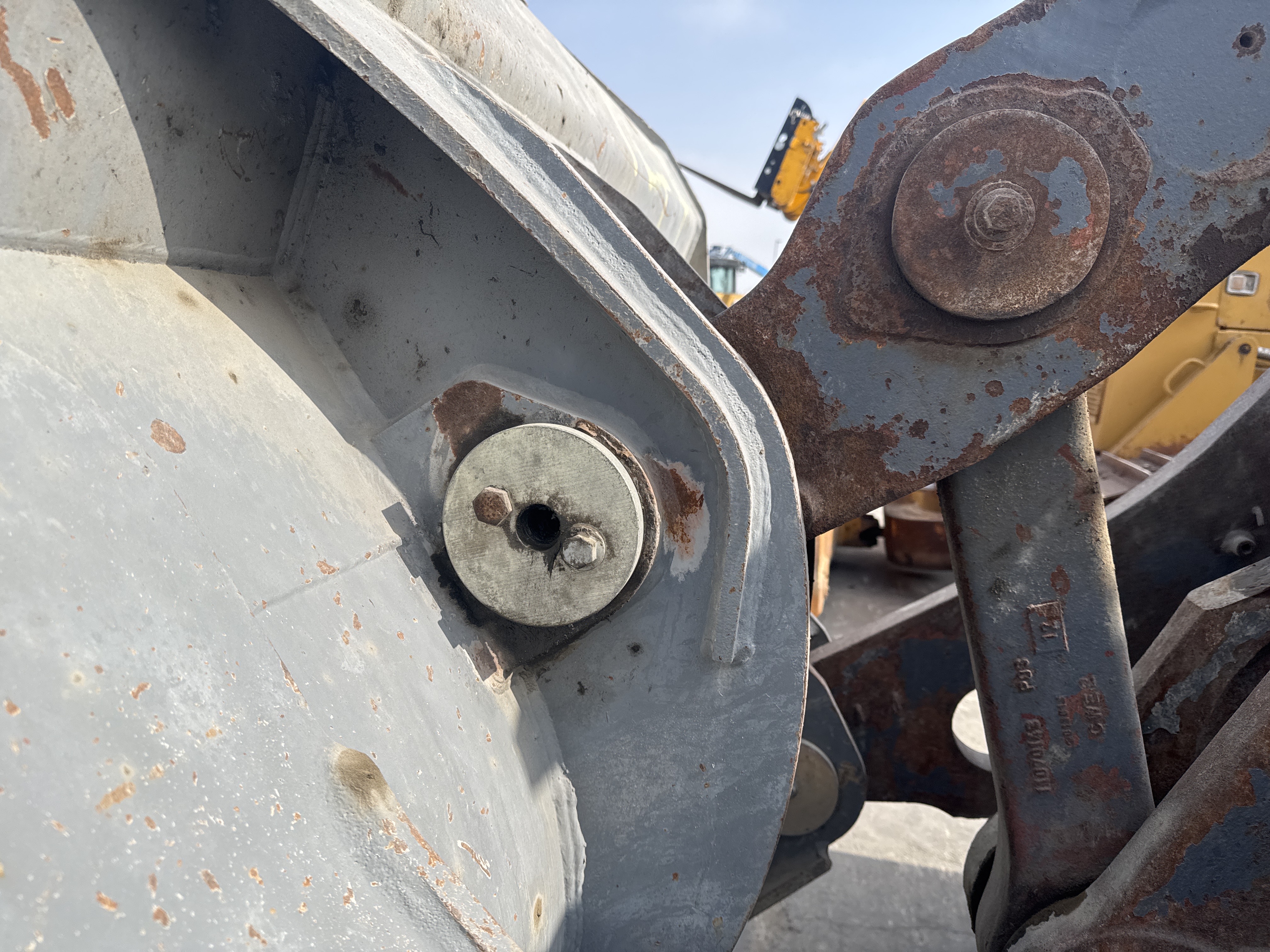 WHL-007-Volvo-L220G-Wheel-loaders-inspection-Hydraulics-Hydraulic-pins-/-locks-2