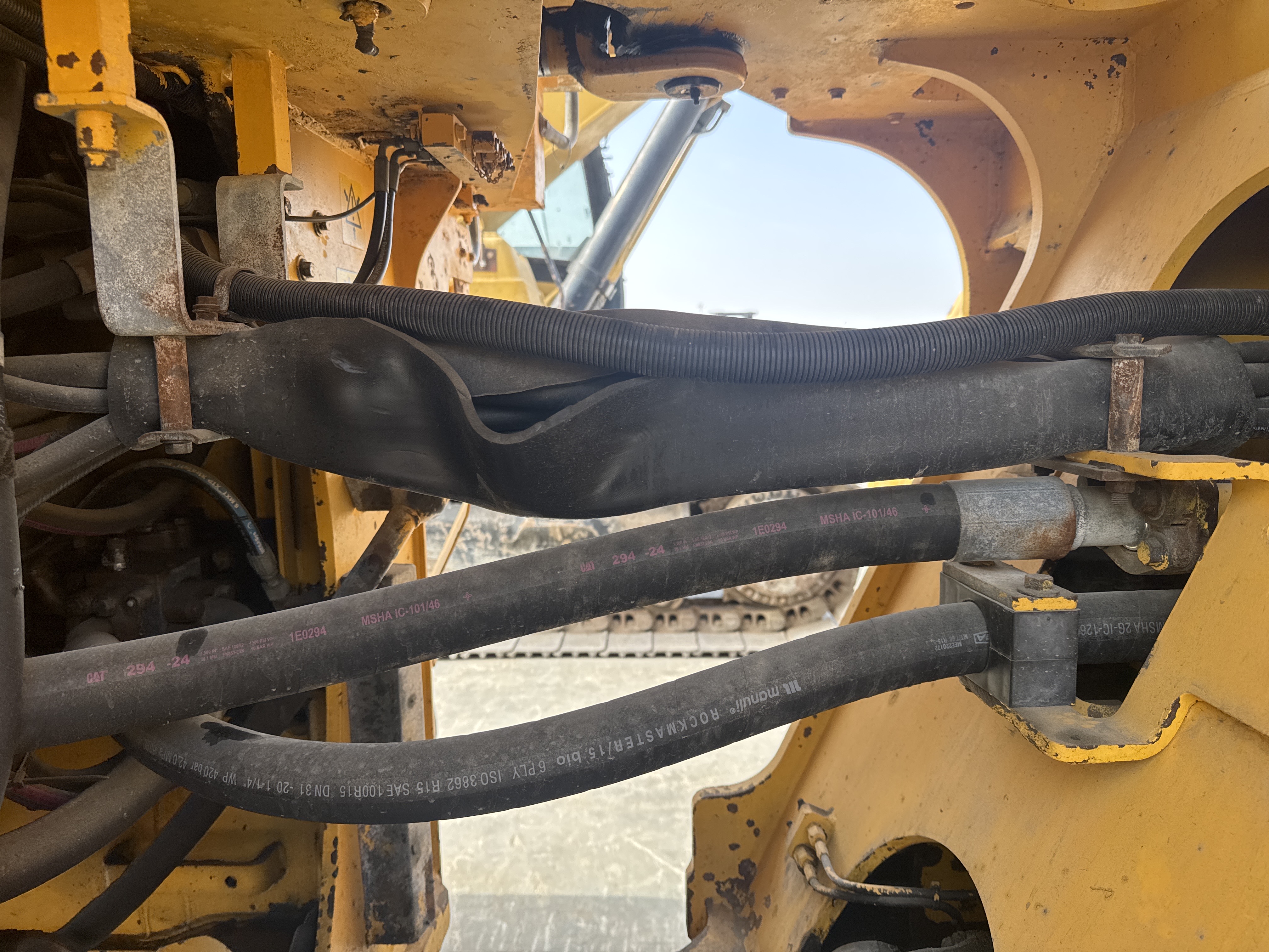 WHL-007-Volvo-L220G-Wheel-loaders-inspection-Hydraulics-Hydraulic-hoses-and-lines-2