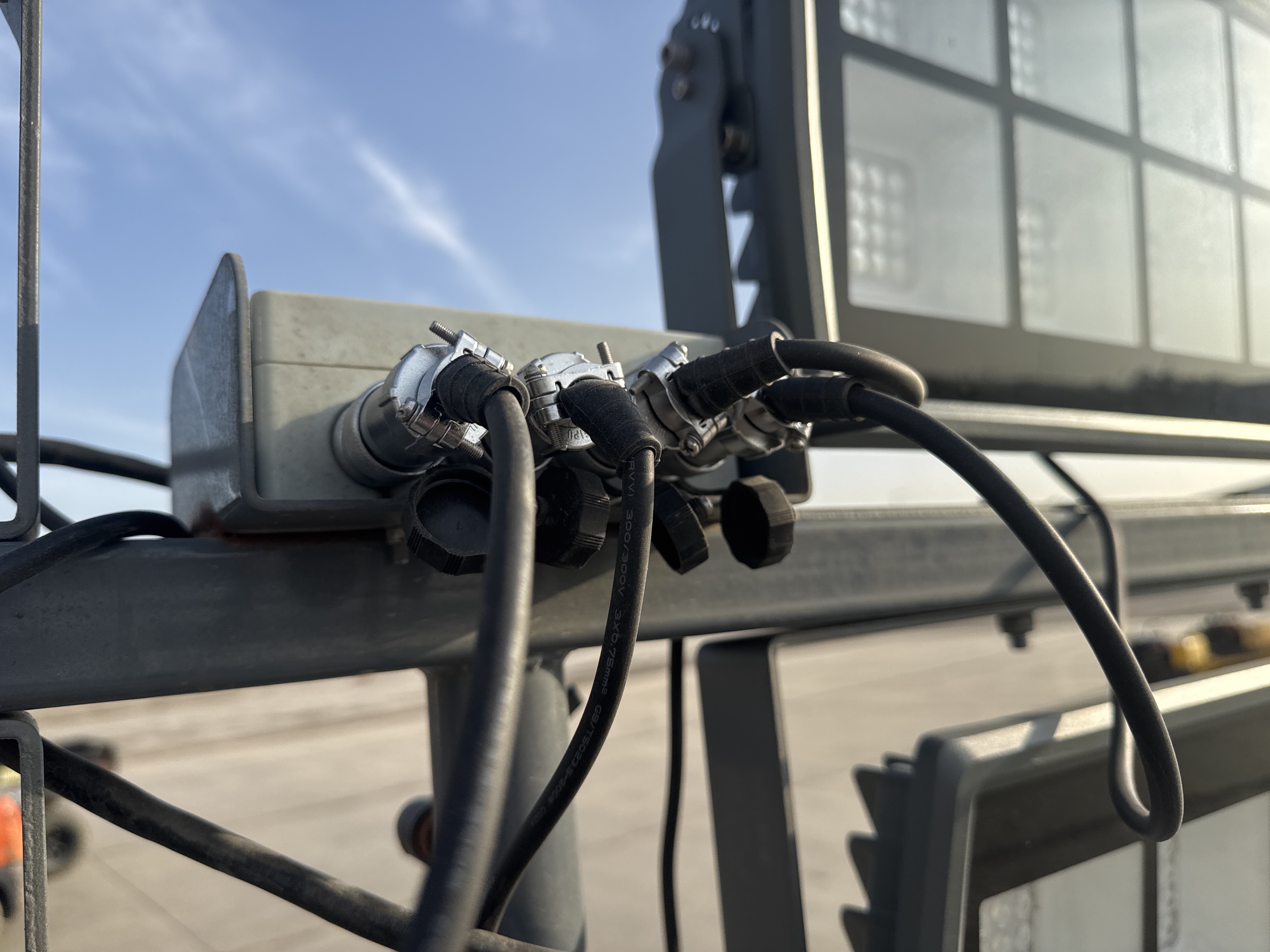 LTA-001-Furd-FZM-1000B-Light-towers-inspection-Electronics-Wires-2