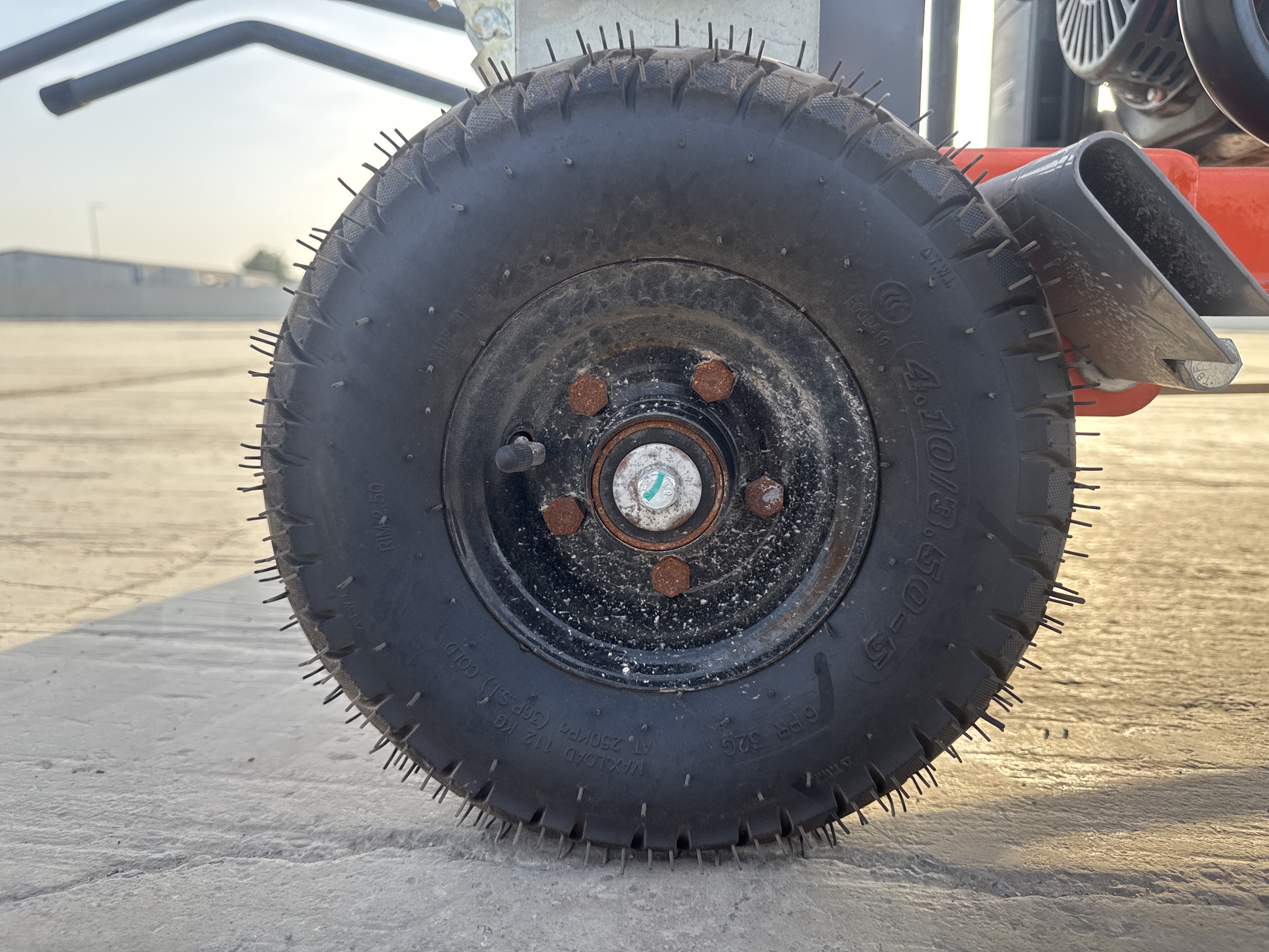LTA-001-Furd-FZM-1000B-Light-towers-inspection-Structure-Right-rear-tire-/-wheel-hub---condition-2