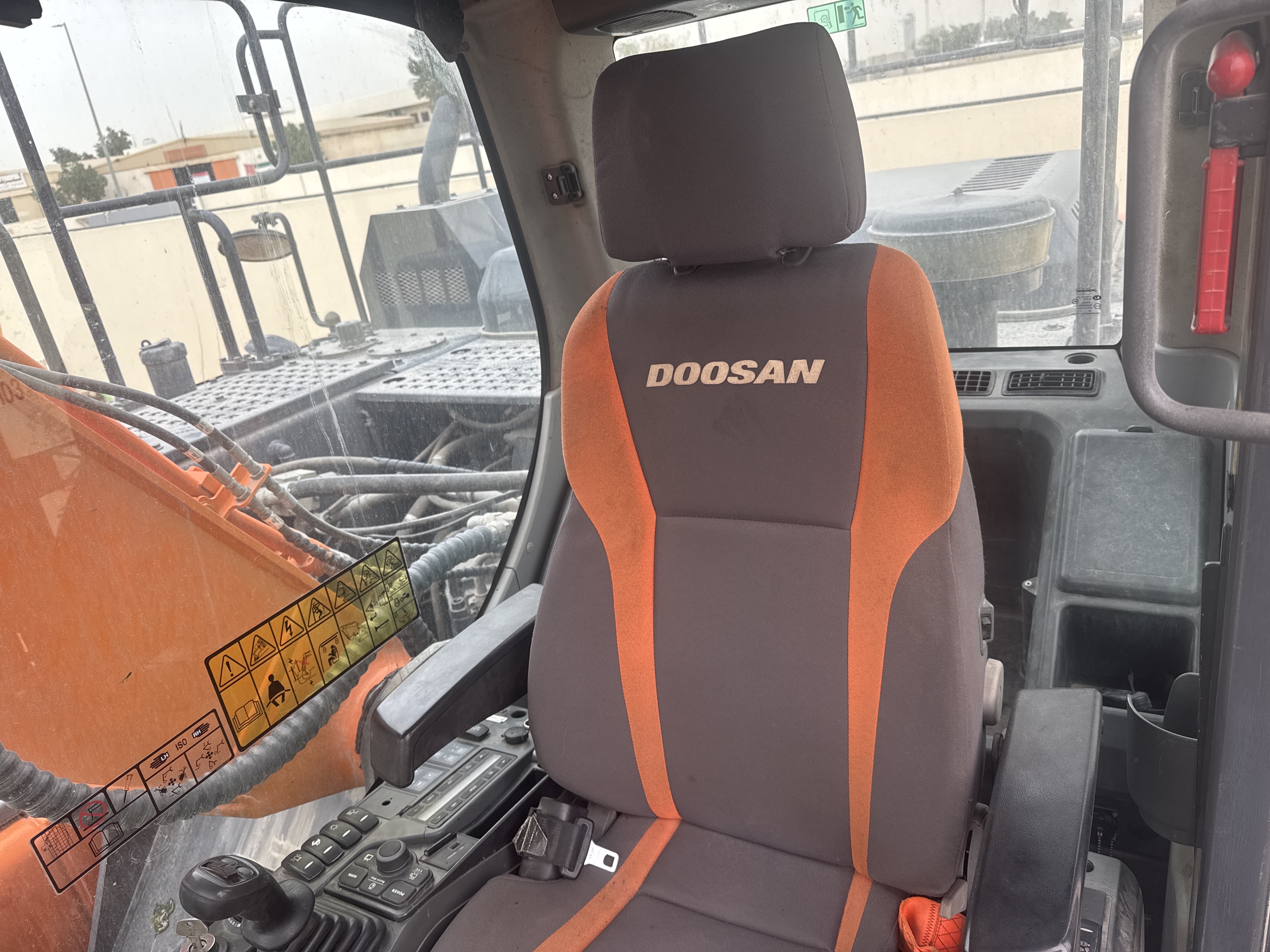 MDX-019-Doosan-DX225LC-5-Medium-excavators-inspection-Cabin-Seats/armrests-1