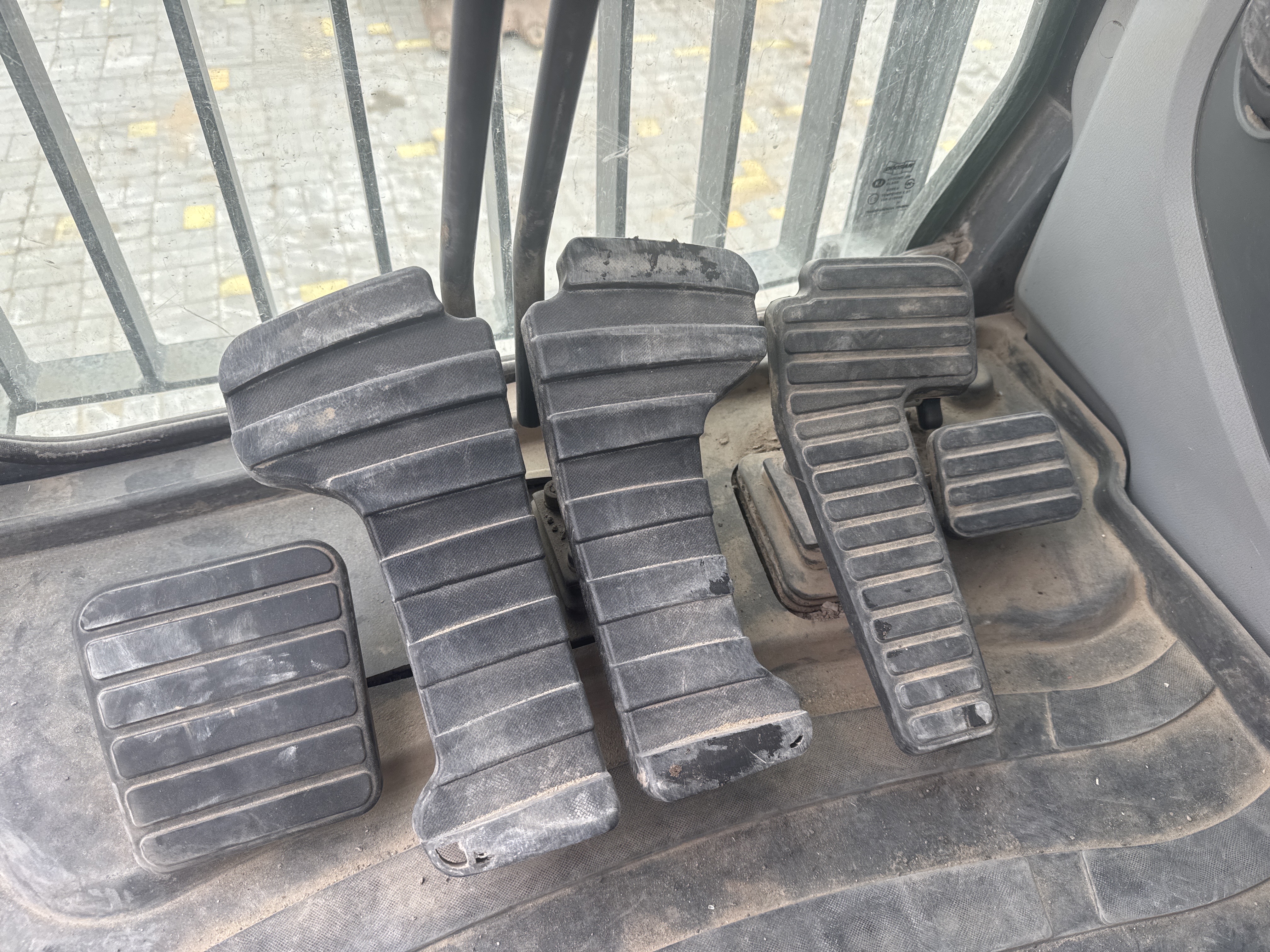 MDX-019-Doosan-DX225LC-5-Medium-excavators-inspection-Cabin-Pedals-1