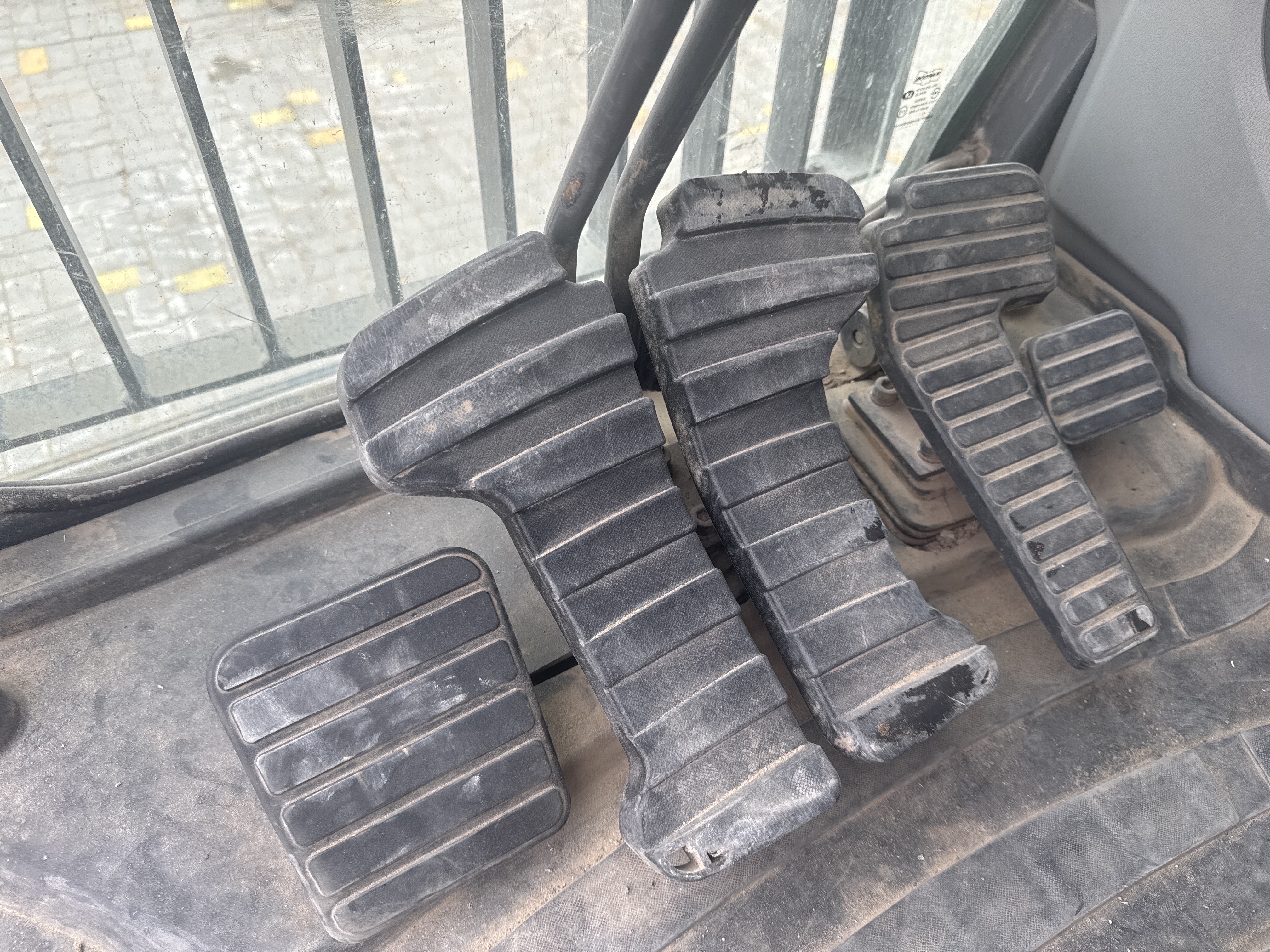 MDX-019-Doosan-DX225LC-5-Medium-excavators-inspection-Cabin-Pedals-1