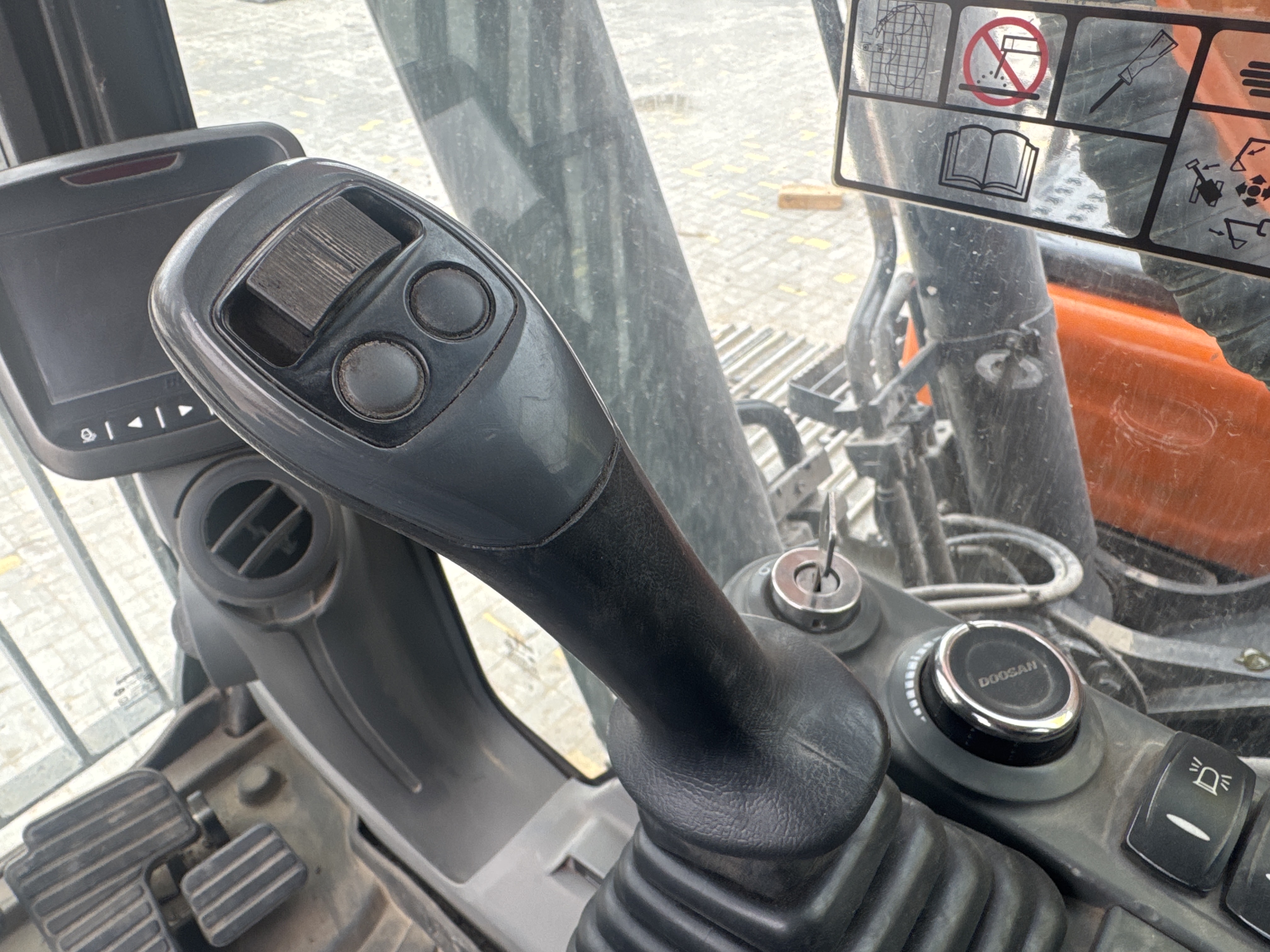 MDX-019-Doosan-DX225LC-5-Medium-excavators-inspection-Cabin-Joysticks-1