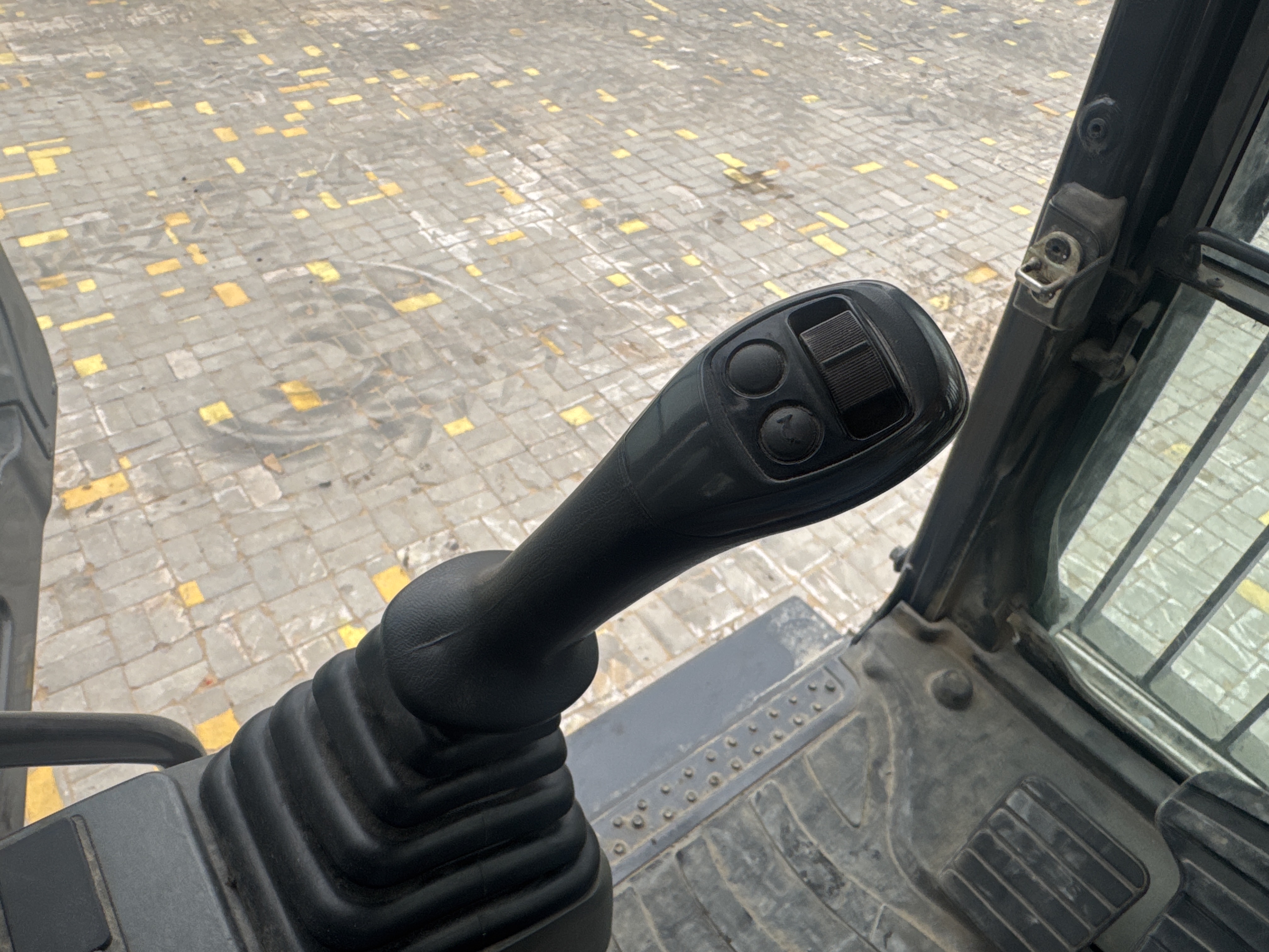 MDX-019-Doosan-DX225LC-5-Medium-excavators-inspection-Cabin-Joysticks-1