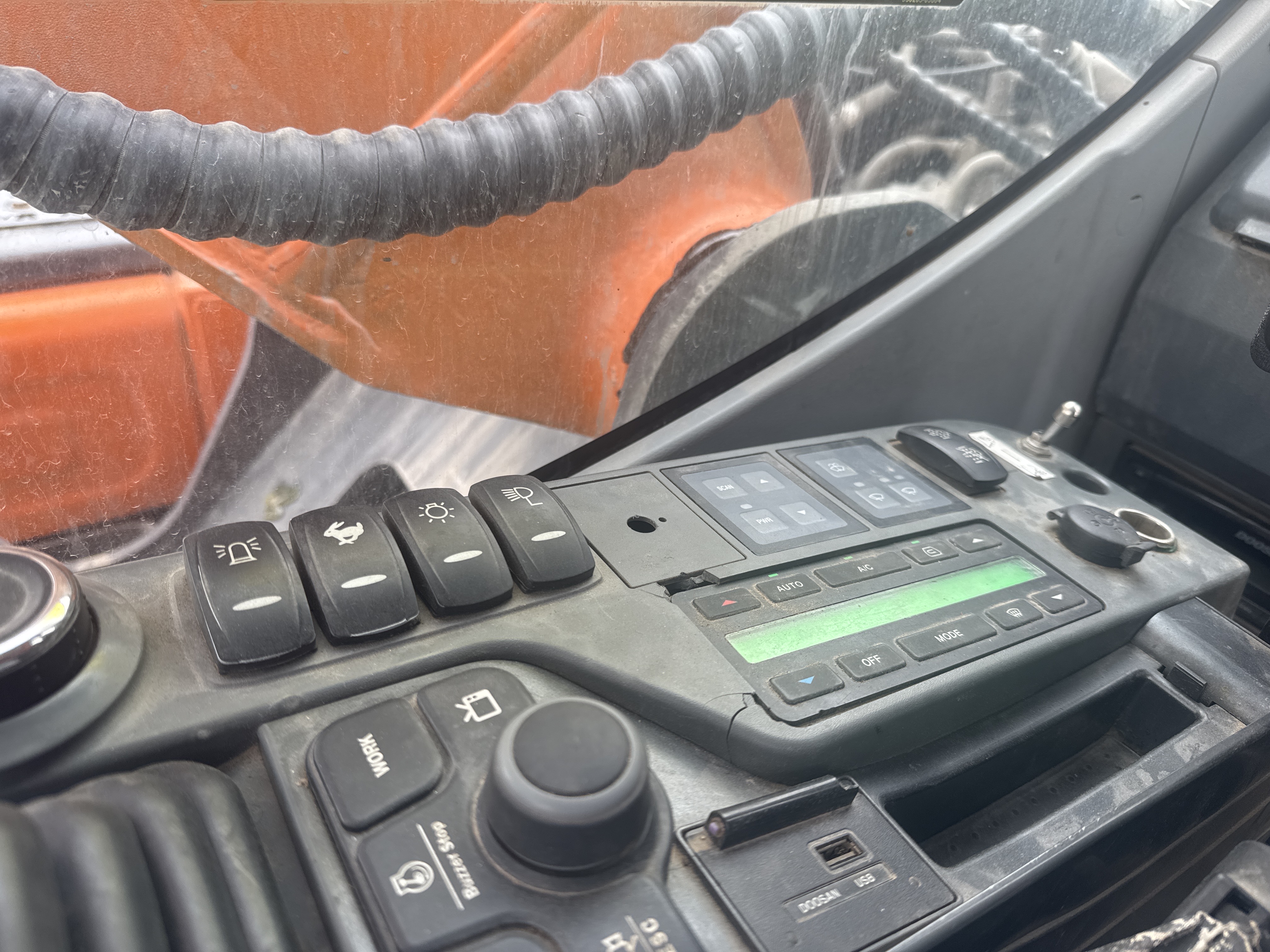 MDX-019-Doosan-DX225LC-5-Medium-excavators-inspection-Cabin-Electronic-instrument-board-1