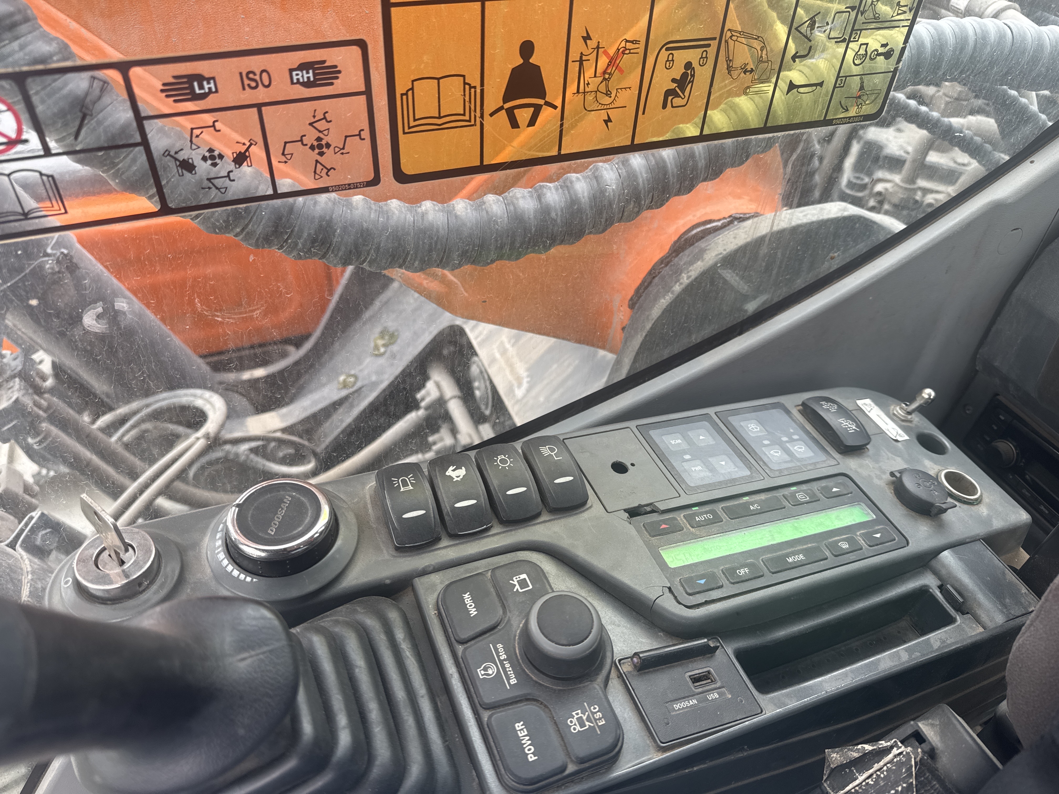 MDX-019-Doosan-DX225LC-5-Medium-excavators-inspection-Cabin-Electronic-instrument-board-1