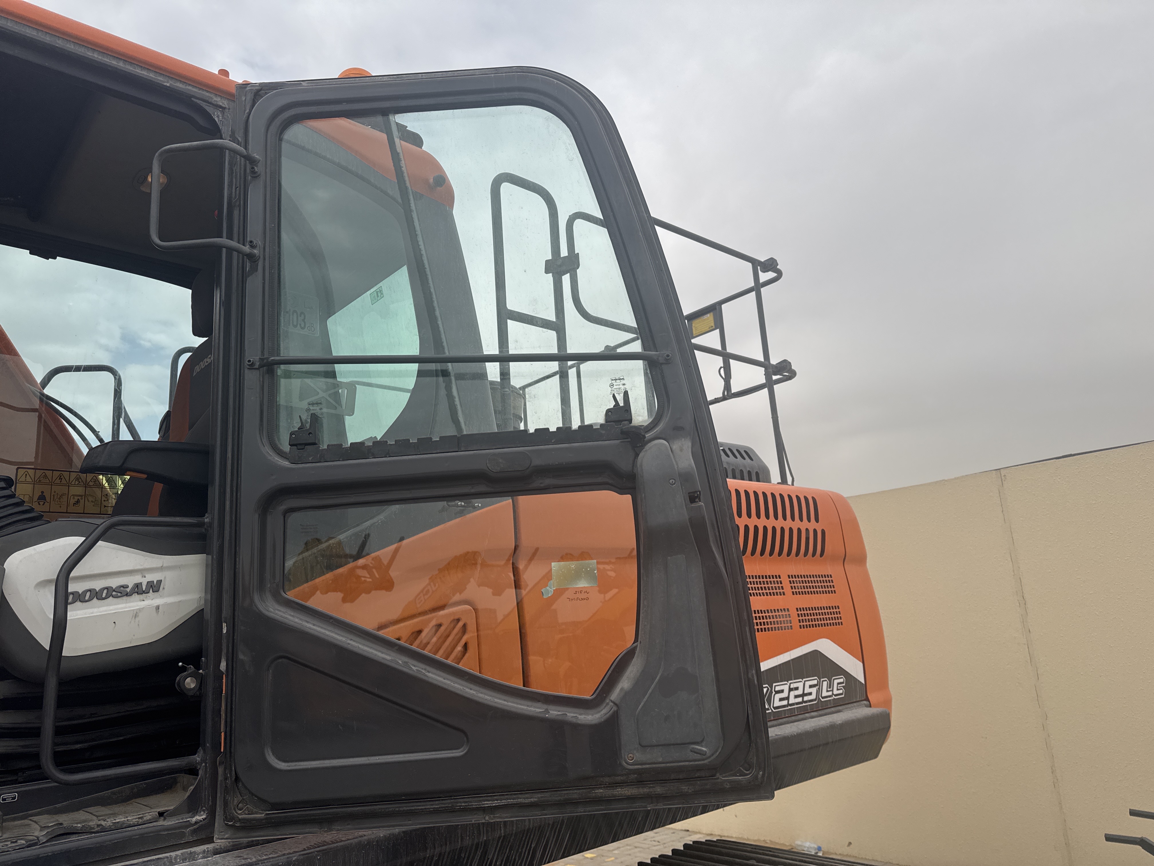 MDX-019-Doosan-DX225LC-5-Medium-excavators-inspection-Cabin-Door-handles-1