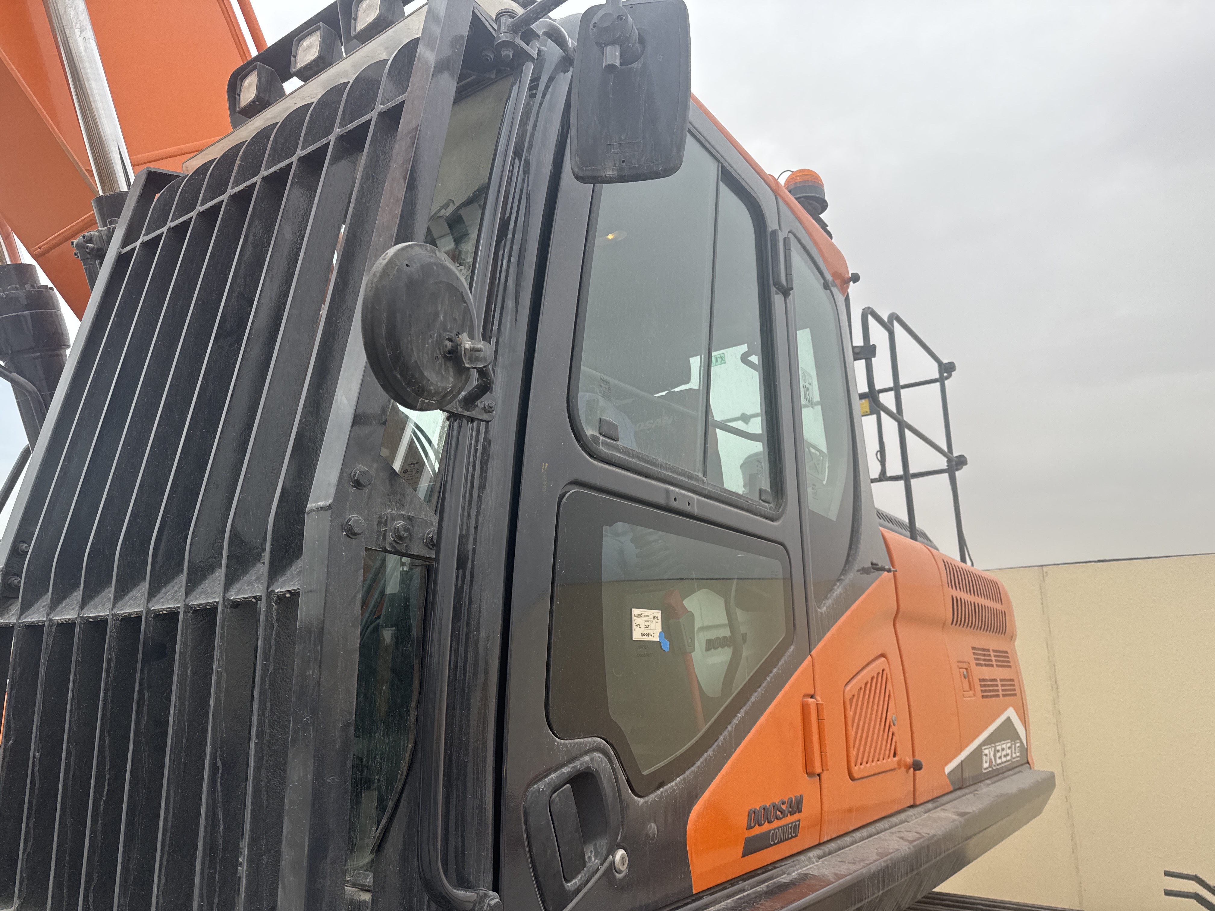 MDX-019-Doosan-DX225LC-5-Medium-excavators-inspection-Cabin-Door-handles-1
