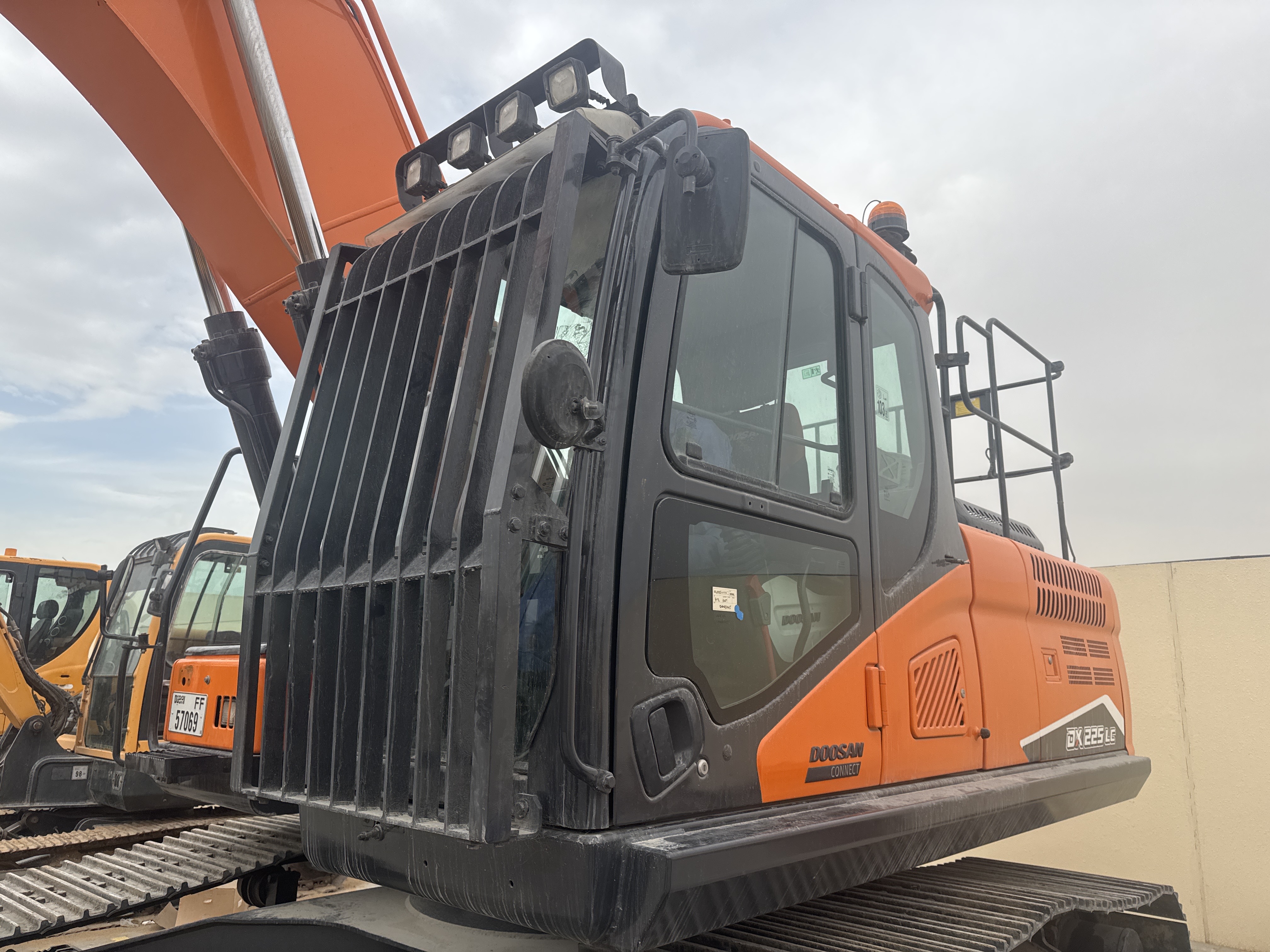 MDX-019-Doosan-DX225LC-5-Medium-excavators-inspection-Structure-Paint-1