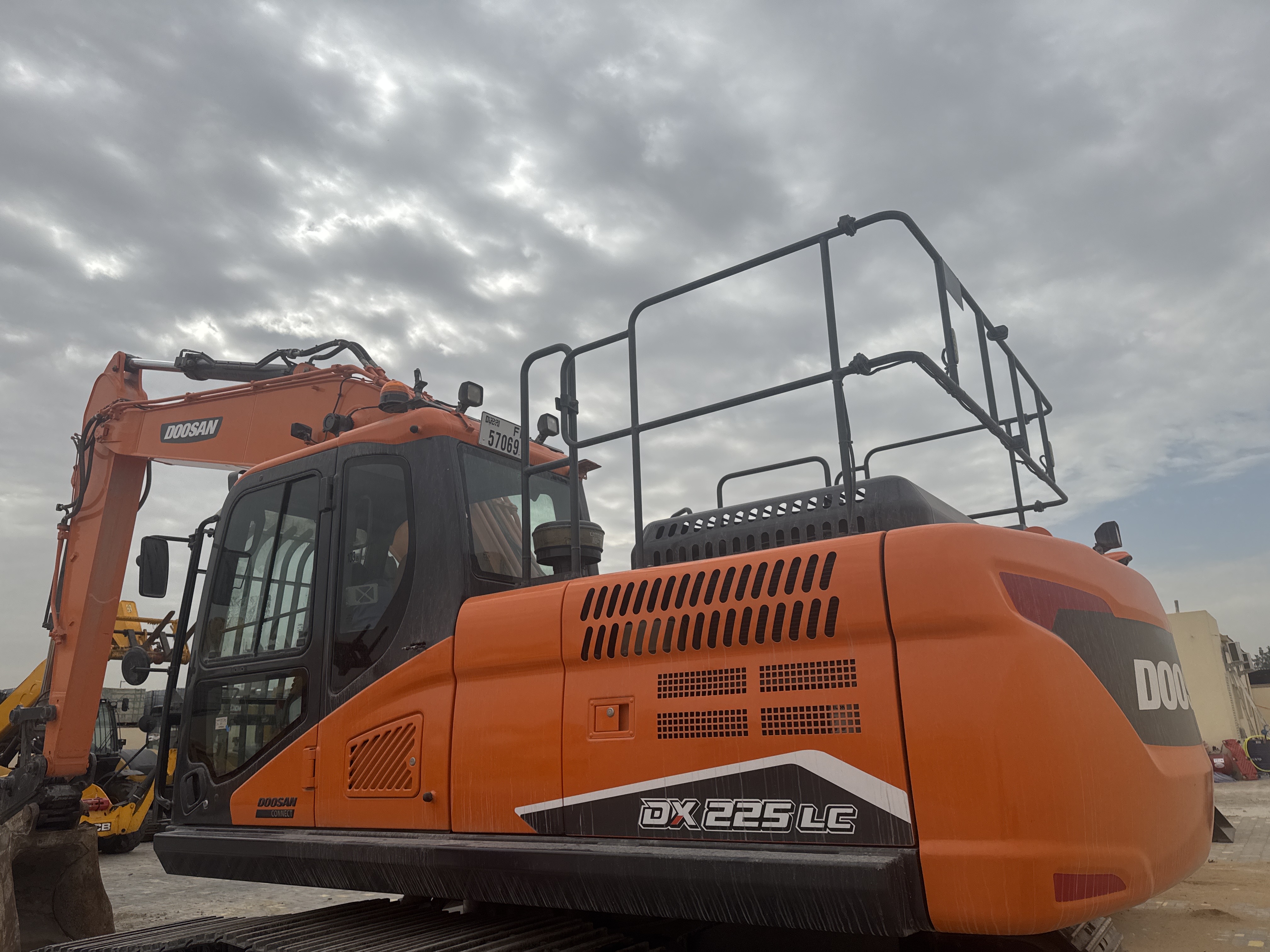 MDX-019-Doosan-DX225LC-5-Medium-excavators-inspection-Structure-Paint-1