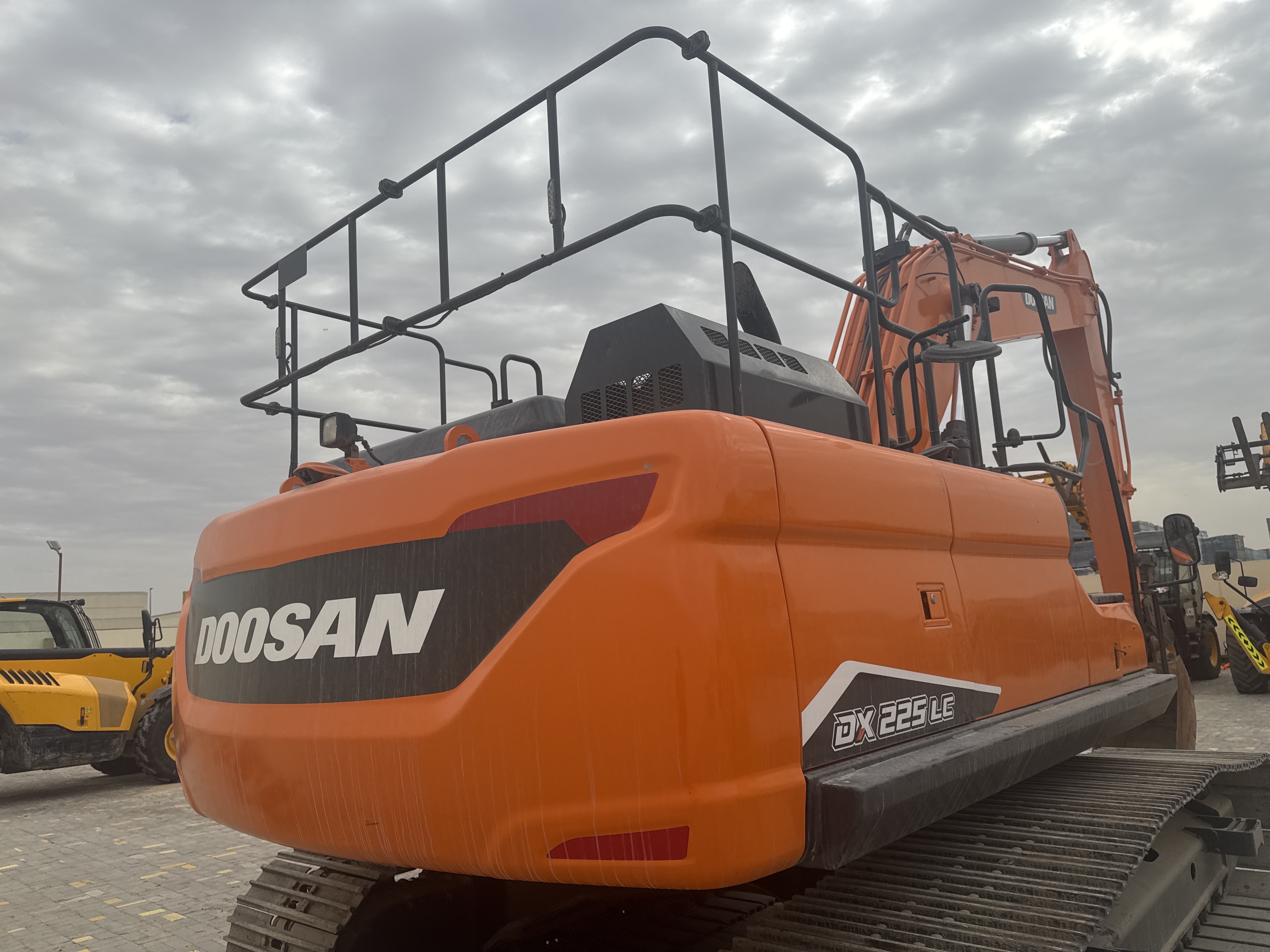 MDX-019-Doosan-DX225LC-5-Medium-excavators-inspection-Structure-Paint-1