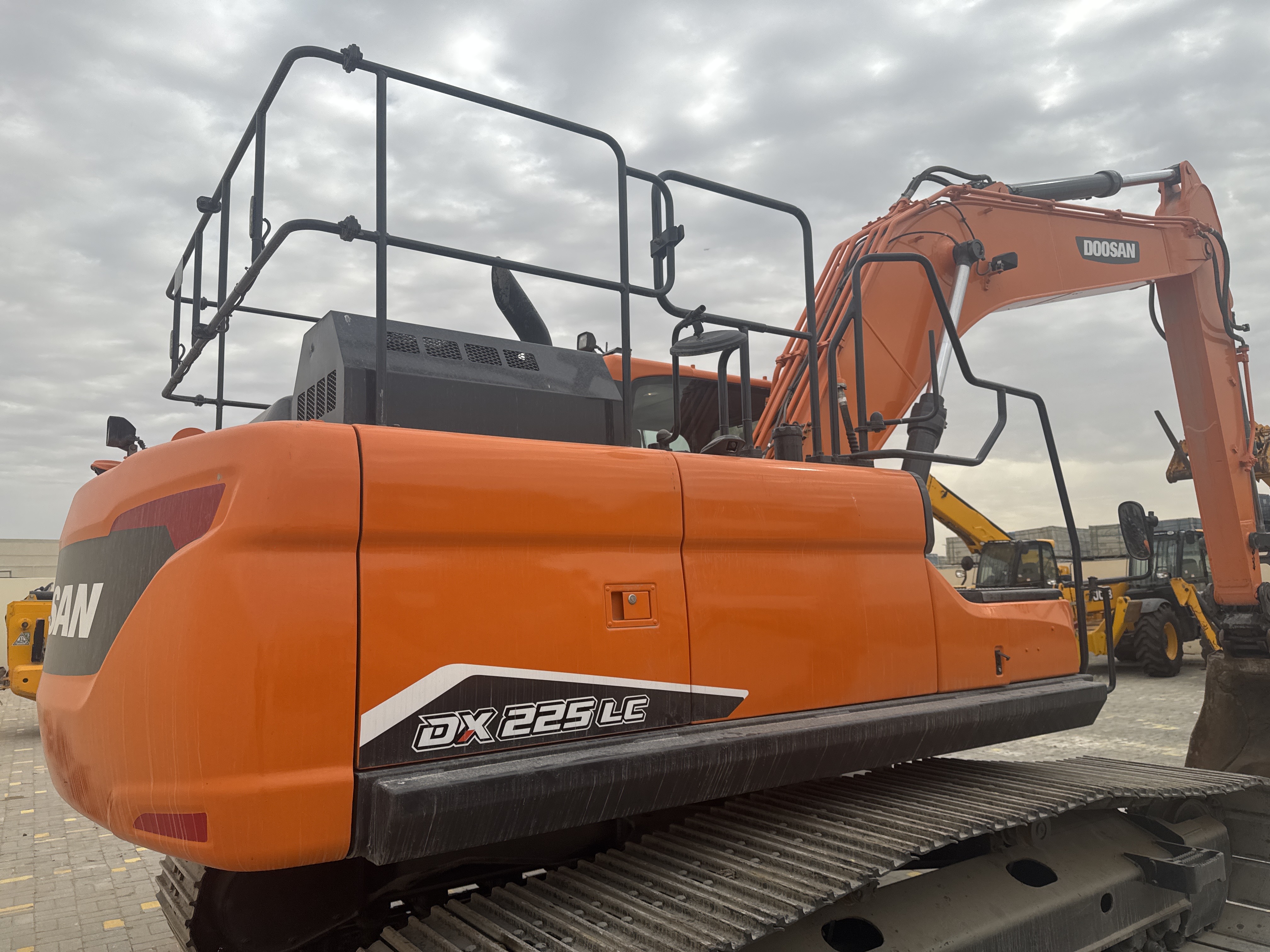 MDX-019-Doosan-DX225LC-5-Medium-excavators-inspection-Structure-Paint-1