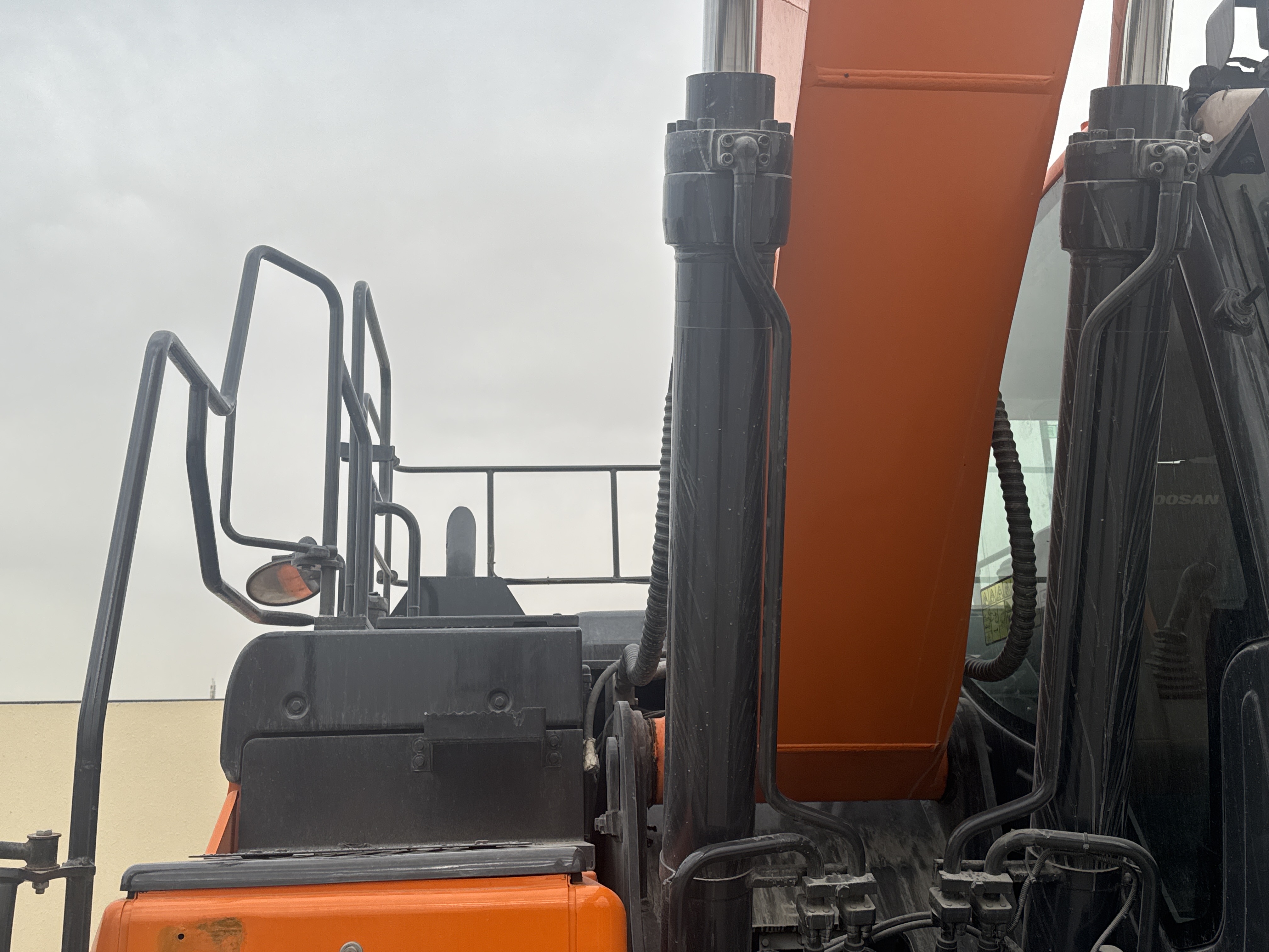 MDX-019-Doosan-DX225LC-5-Medium-excavators-inspection-Structure-Paint-1