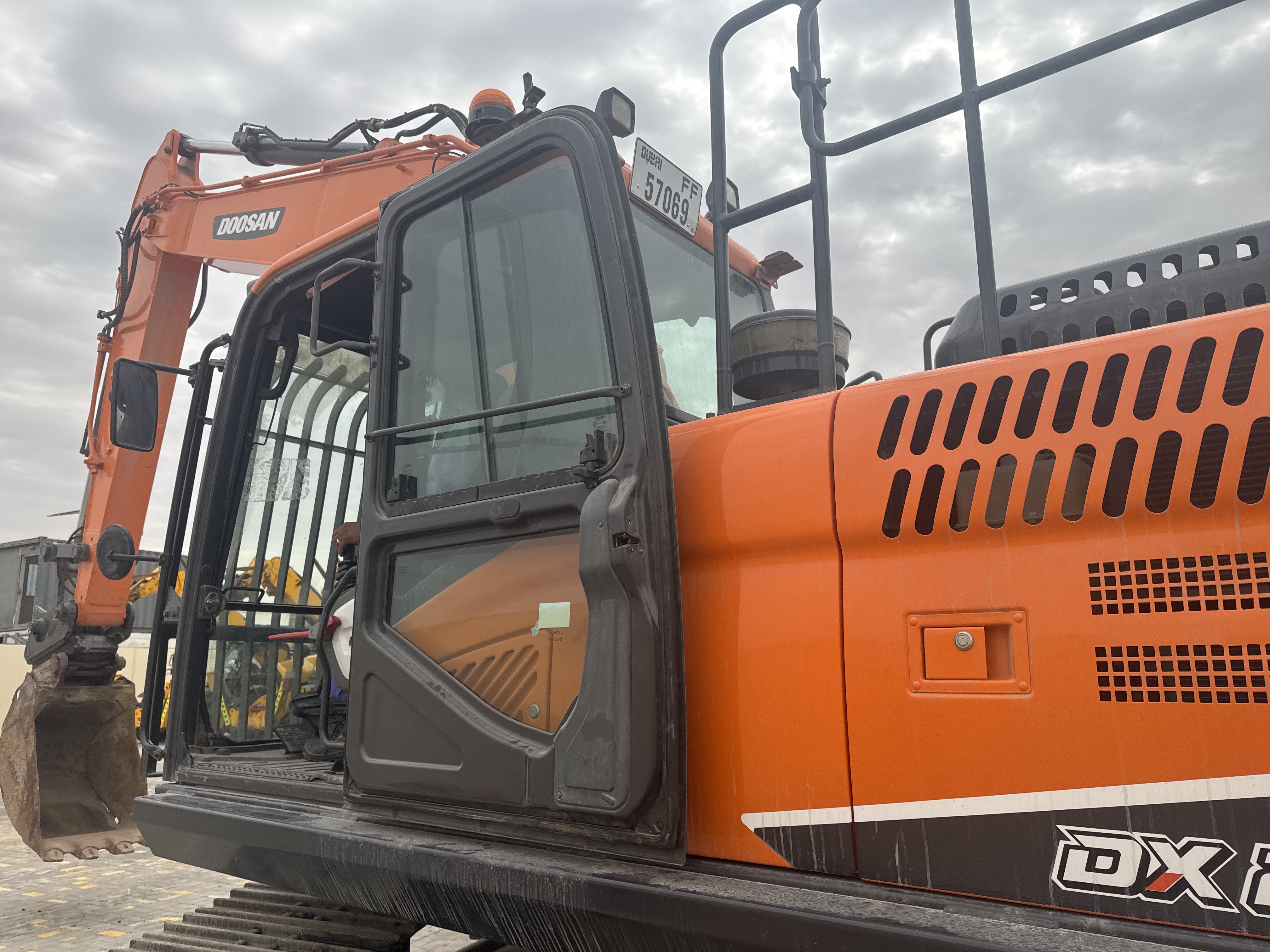 MDX-019-Doosan-DX225LC-5-Medium-excavators-inspection-Structure-Doors-1