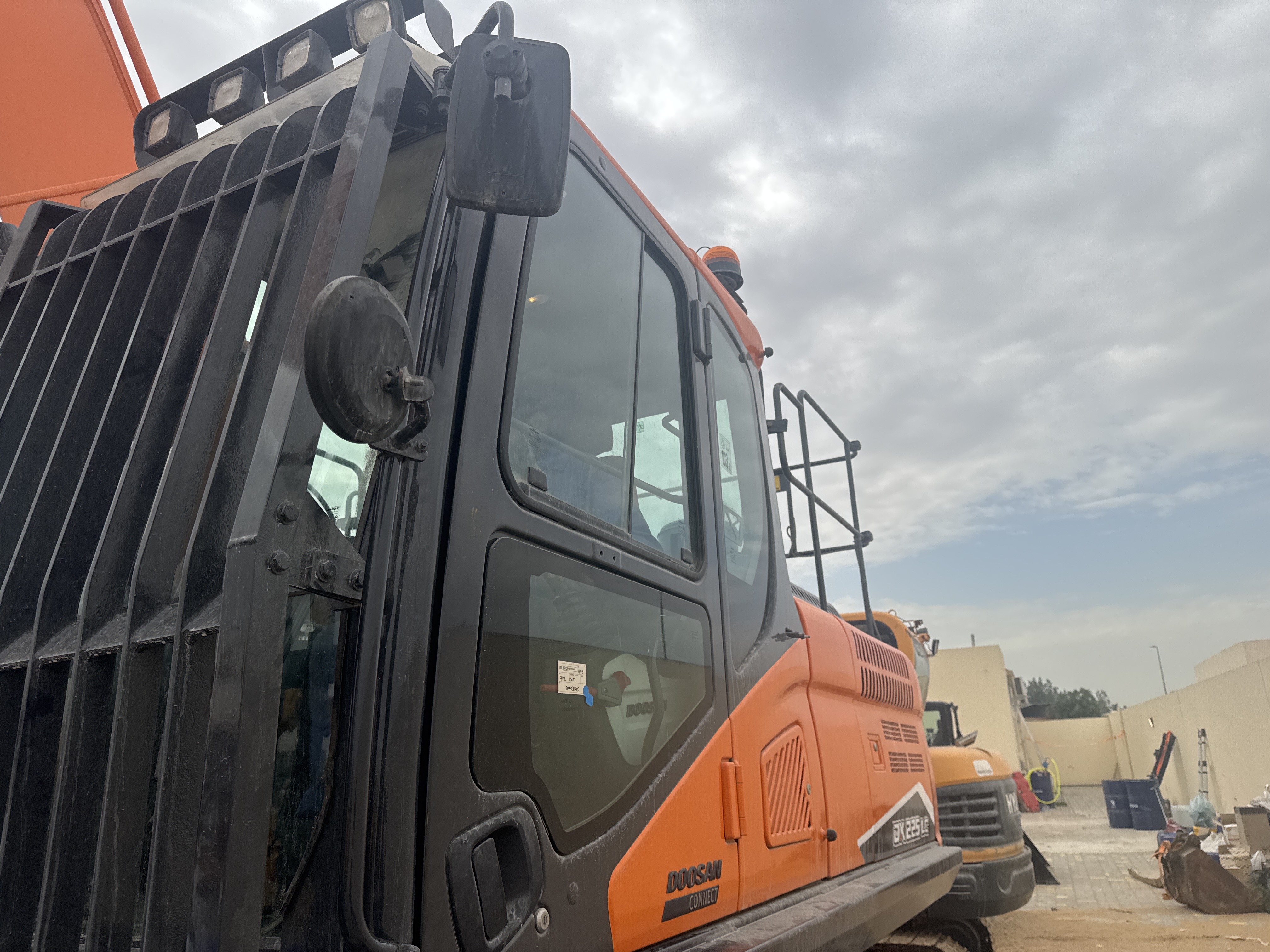 MDX-019-Doosan-DX225LC-5-Medium-excavators-inspection-Structure-Doors-1