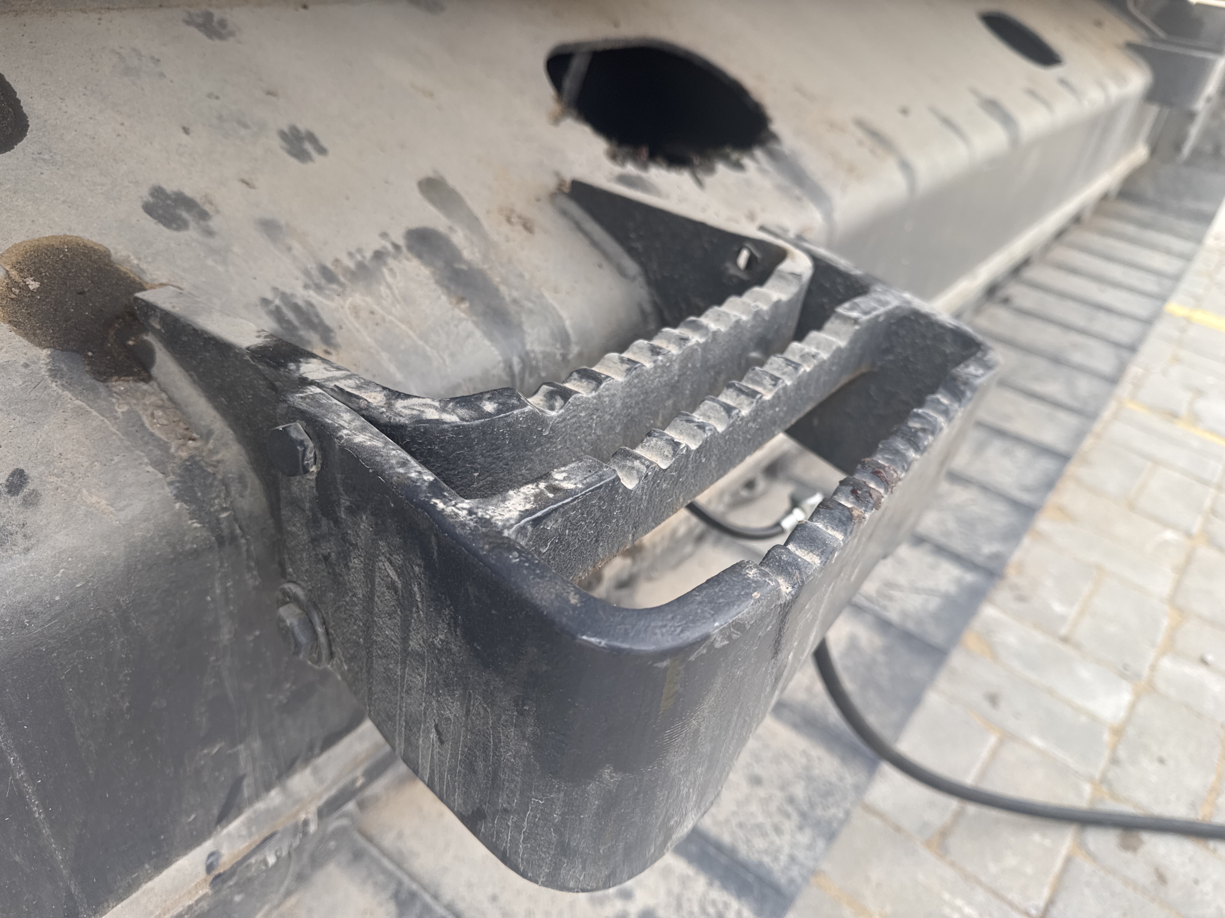 MDX-019-Doosan-DX225LC-5-Medium-excavators-inspection-Structure-Steps/ladders-1