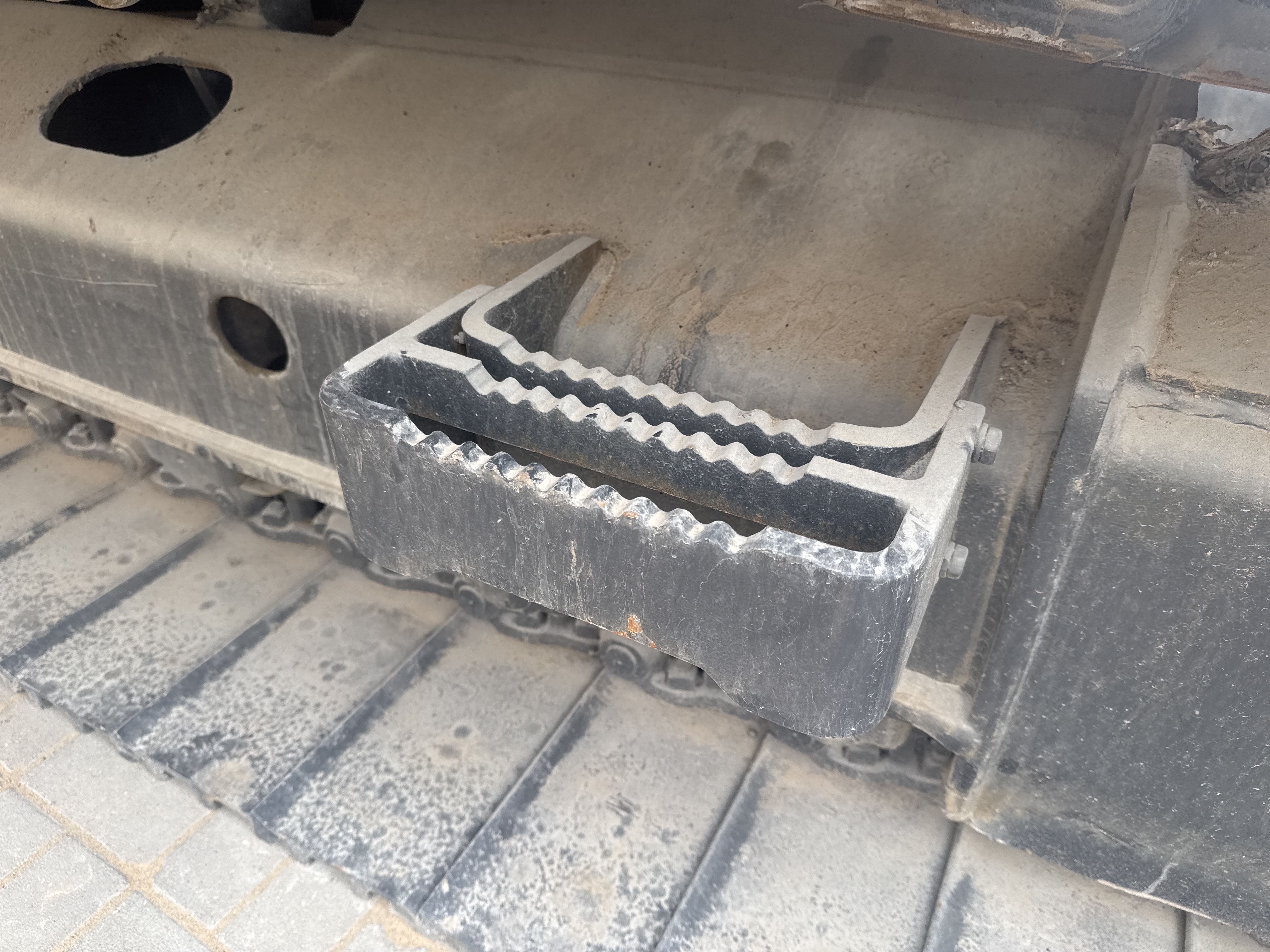 MDX-019-Doosan-DX225LC-5-Medium-excavators-inspection-Structure-Steps/ladders-1